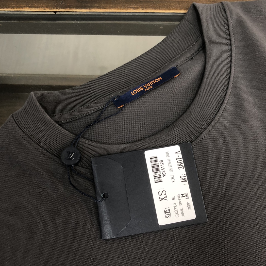 💰85 C✨Louis vuitton/LV  25ss专柜同款圆领短袖T恤 定制棉质面料 ！厚板立体！简单的刺绣logo设计更上档次～衣服偏厚使整体高透气和柔软性的质感更加凸显，饱满的棉质感引起极度舒适。高端人士必备单品，原厂辅料三标齐全！男女同款！
颜色：黑色 白色 卡其 深灰 
尺码：XS S M L（偏大版型！下单请报身高体重！）