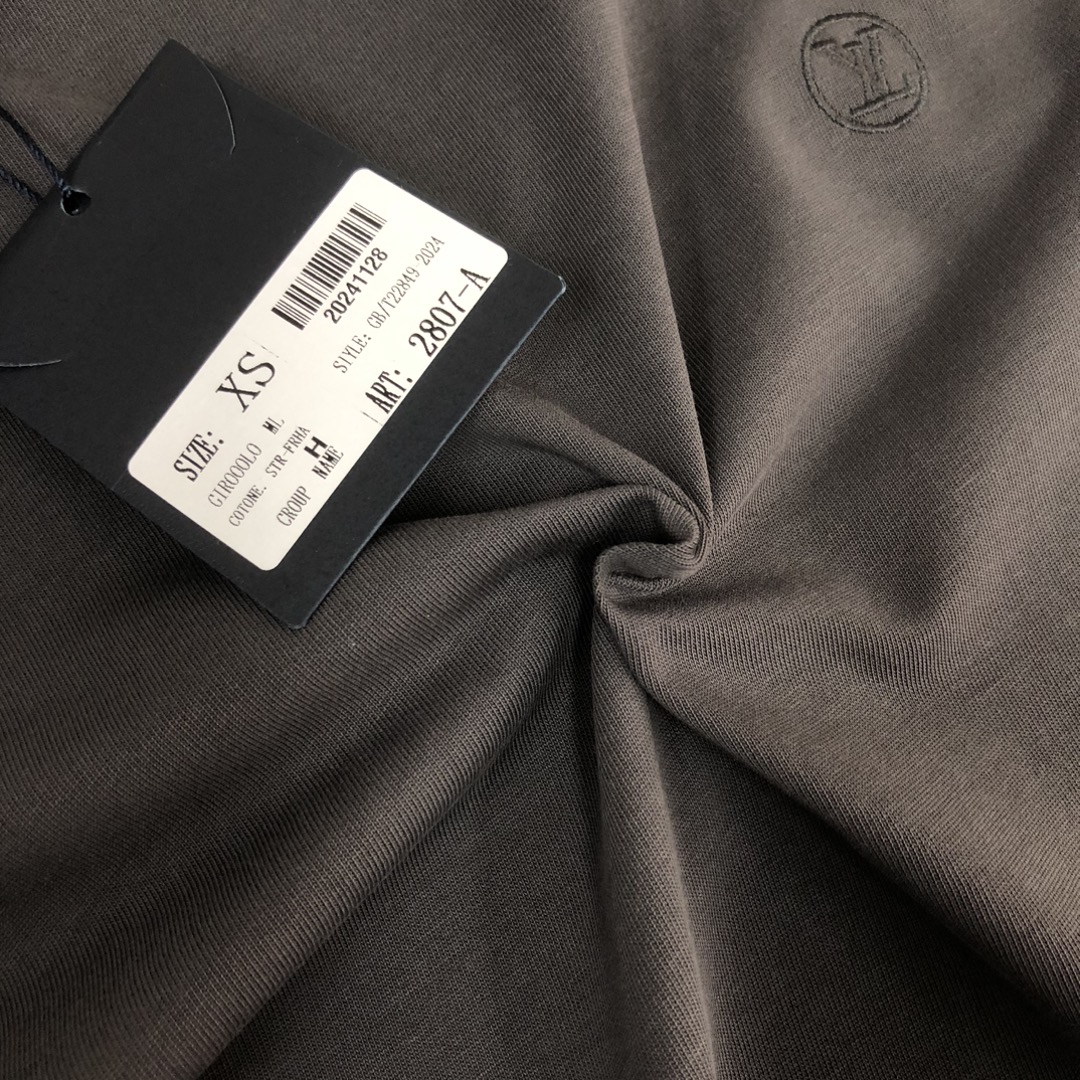 💰85 C✨Louis vuitton/LV  25ss专柜同款圆领短袖T恤 定制棉质面料 ！厚板立体！简单的刺绣logo设计更上档次～衣服偏厚使整体高透气和柔软性的质感更加凸显，饱满的棉质感引起极度舒适。高端人士必备单品，原厂辅料三标齐全！男女同款！
颜色：黑色 白色 卡其 深灰 
尺码：XS S M L（偏大版型！下单请报身高体重！）