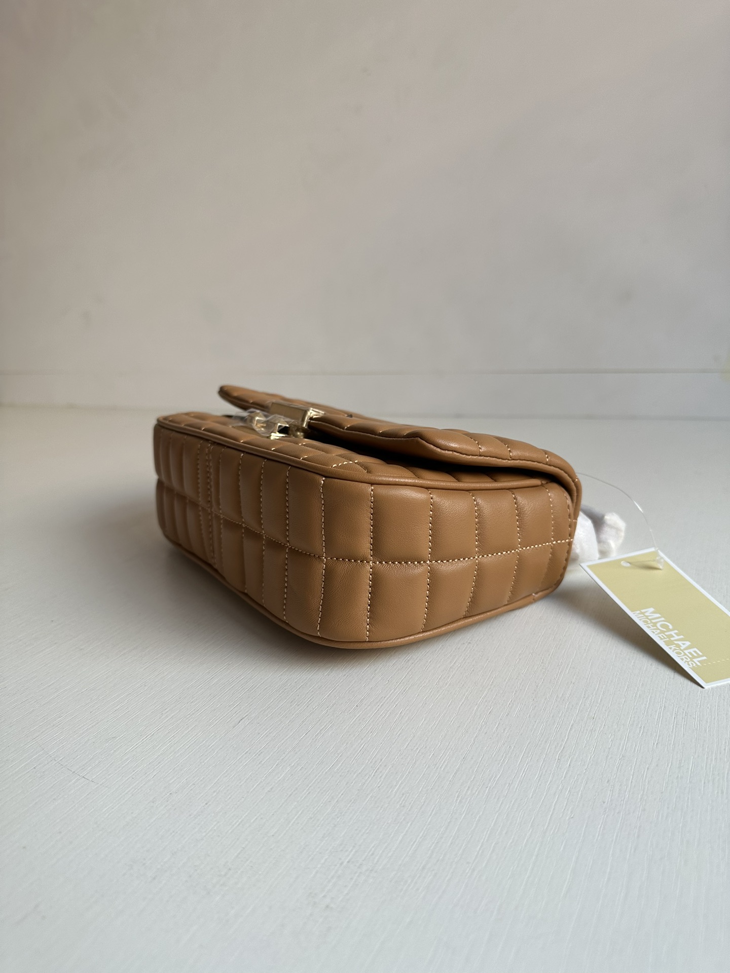 Michael Kors Michael kors mk新款TRIBECA系列羊皮方格绗缝锁扣翻盖手提单肩包，尺寸：25×14×8