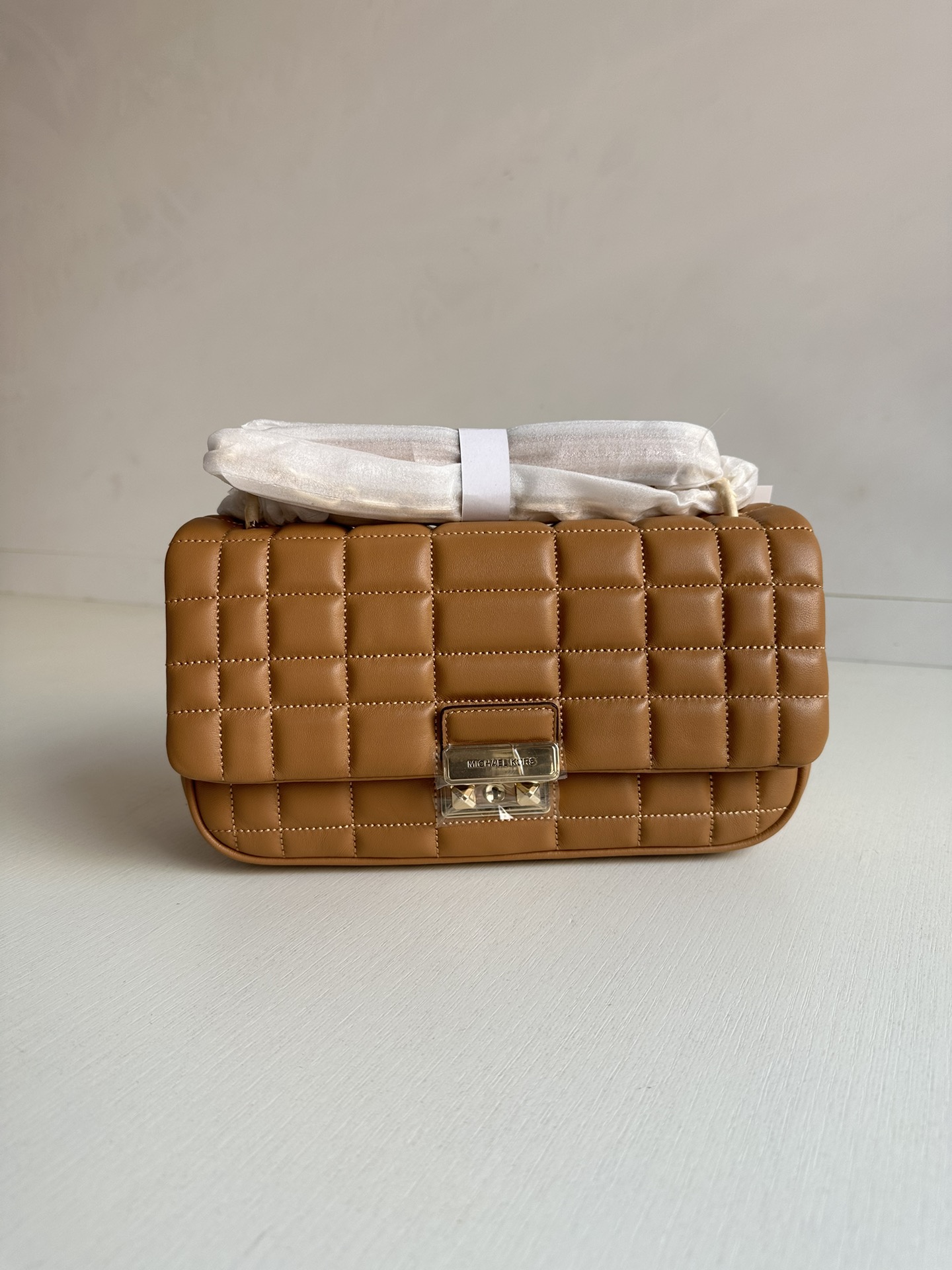Michael Kors Michael kors mk新款TRIBECA系列羊皮方格绗缝锁扣翻盖手提单肩包，尺寸：25×14×8