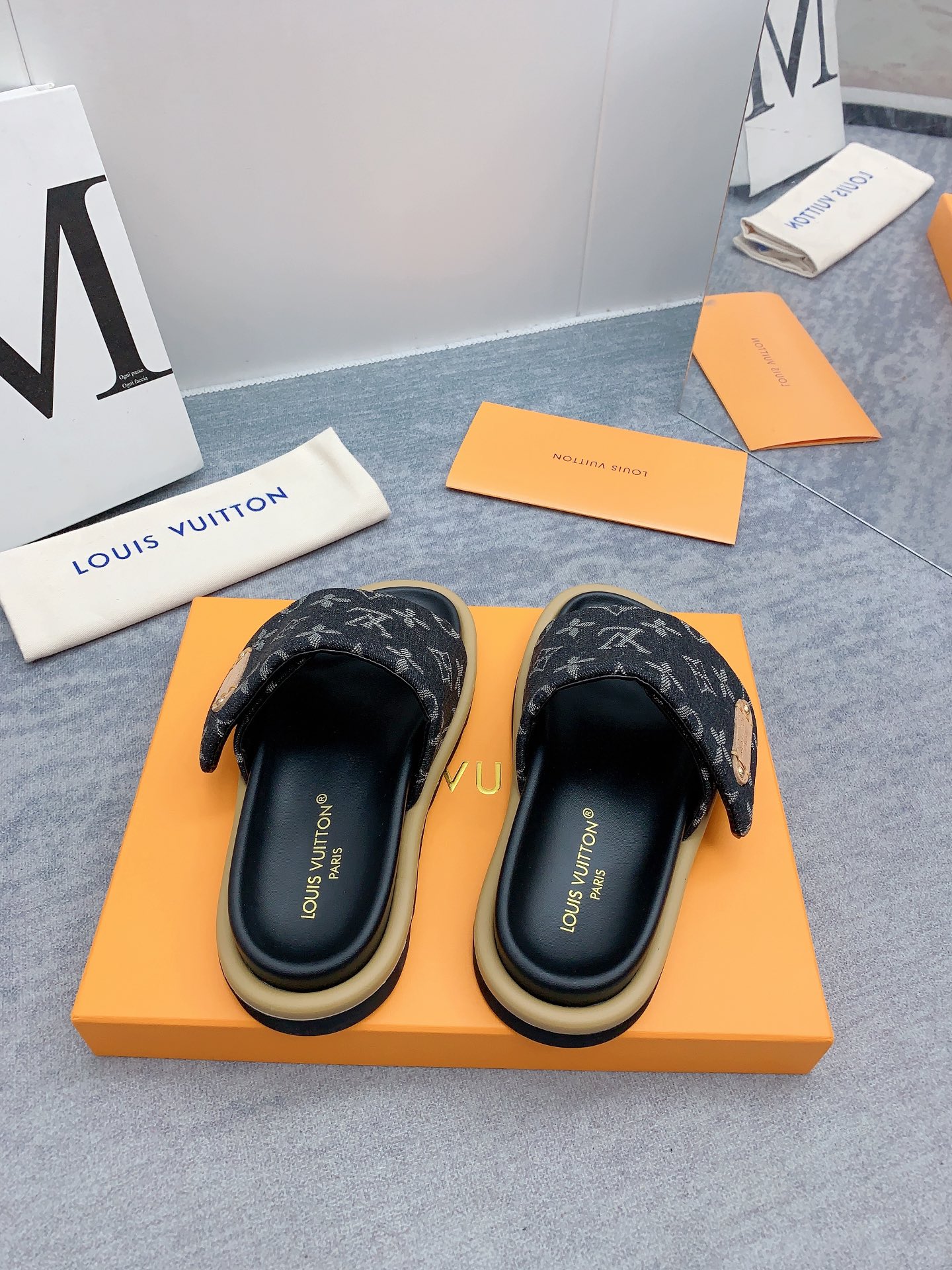 Louis Vuitton 2024最新款 -- LOUIS VUITTON | 路易威登 𝐬𝐬 最新 休闲半拖鞋～代购级 当季最新潮品 众多博主纷纷种草