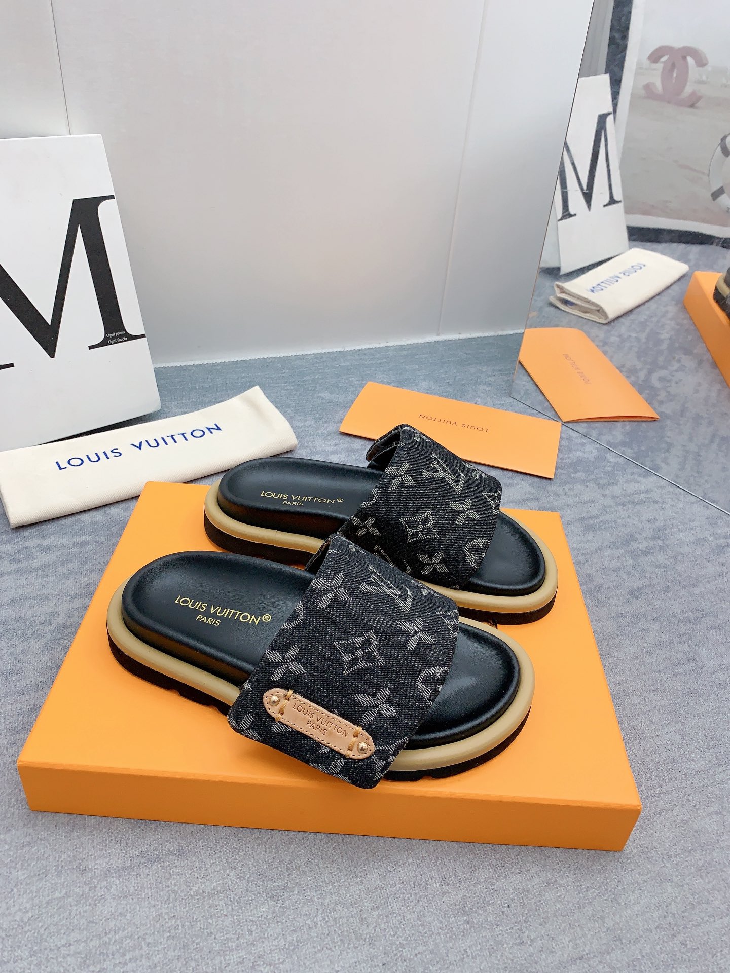 Louis Vuitton 2024最新款 -- LOUIS VUITTON | 路易威登 𝐬𝐬 最新 休闲半拖鞋～代购级 当季最新潮品 众多博主纷纷种草