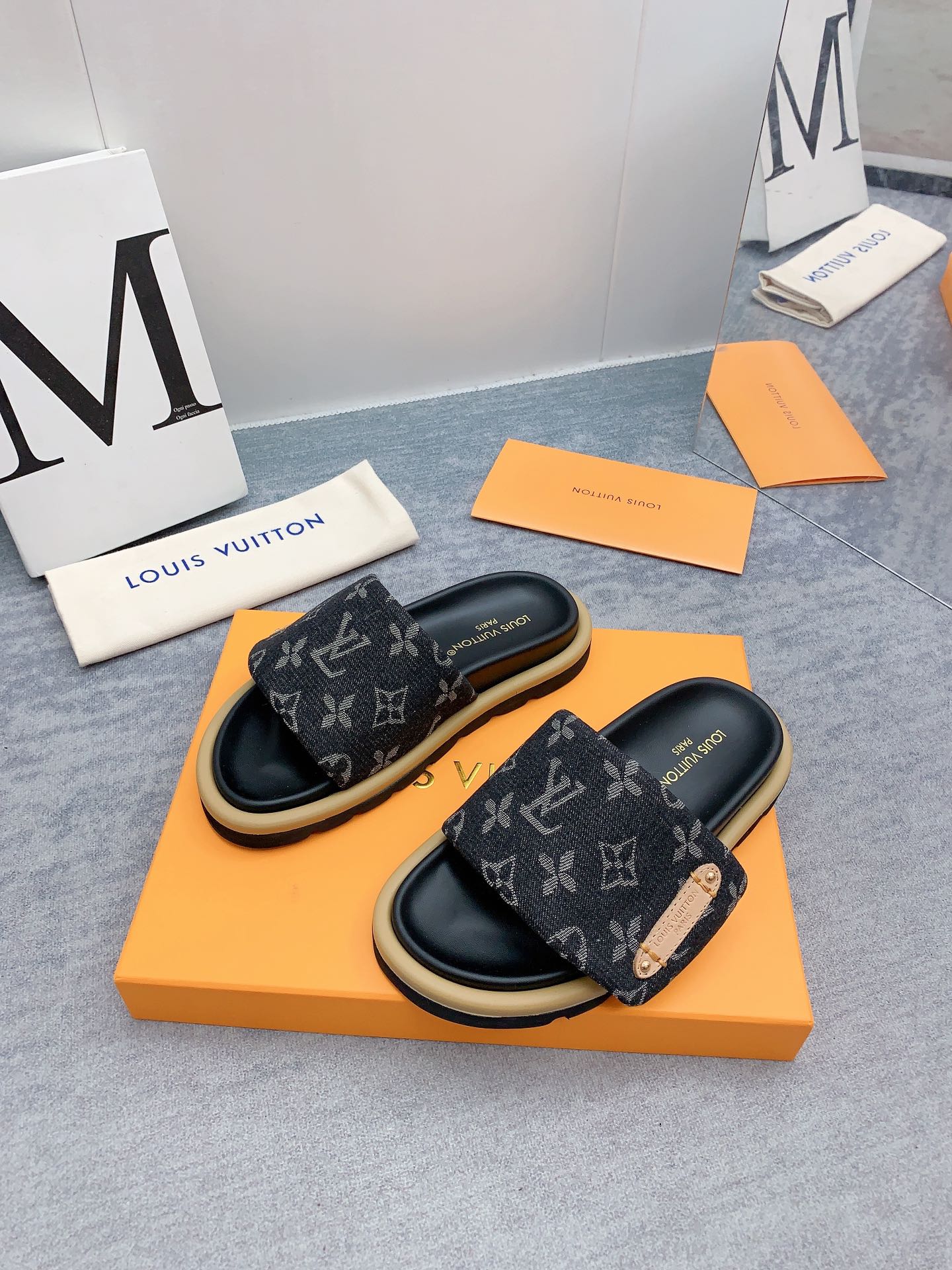 Louis Vuitton 2024最新款 -- LOUIS VUITTON | 路易威登 𝐬𝐬 最新 休闲半拖鞋～代购级 当季最新潮品 众多博主纷纷种草