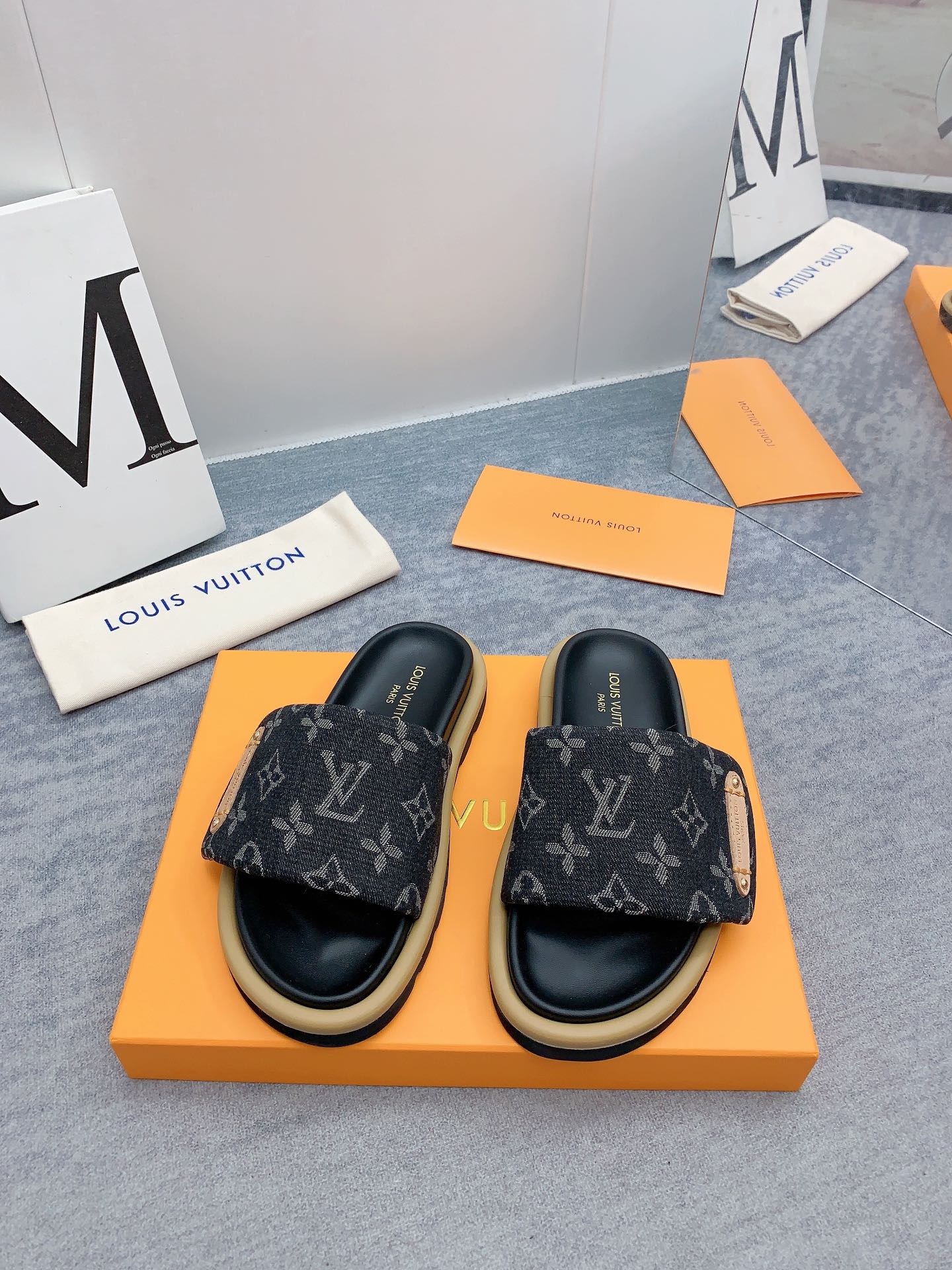 Louis Vuitton 2024最新款 -- LOUIS VUITTON | 路易威登 𝐬𝐬 最新 休闲半拖鞋～代购级 当季最新潮品 众多博主纷纷种草