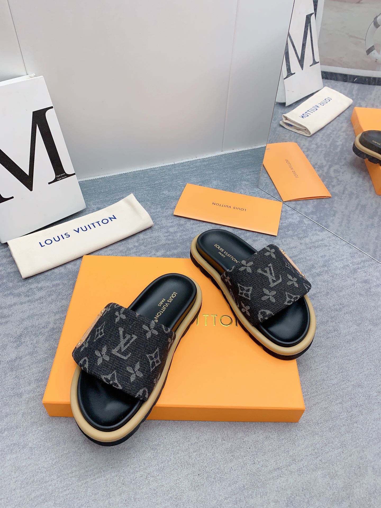 Louis Vuitton 2024最新款 -- LOUIS VUITTON | 路易威登 𝐬𝐬 最新 休闲半拖鞋～代购级 当季最新潮品 众多博主纷纷种草