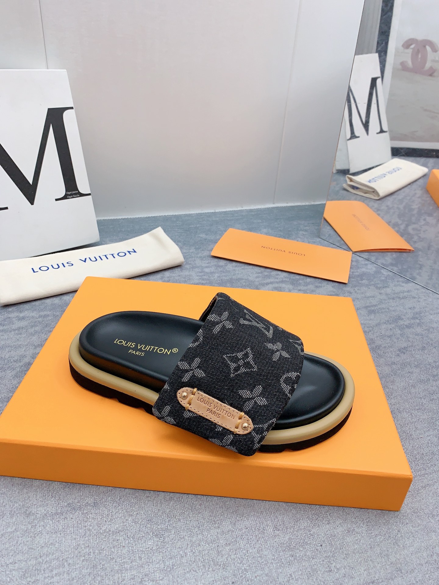 Louis Vuitton 2024最新款 -- LOUIS VUITTON | 路易威登 𝐬𝐬 最新 休闲半拖鞋～代购级 当季最新潮品 众多博主纷纷种草