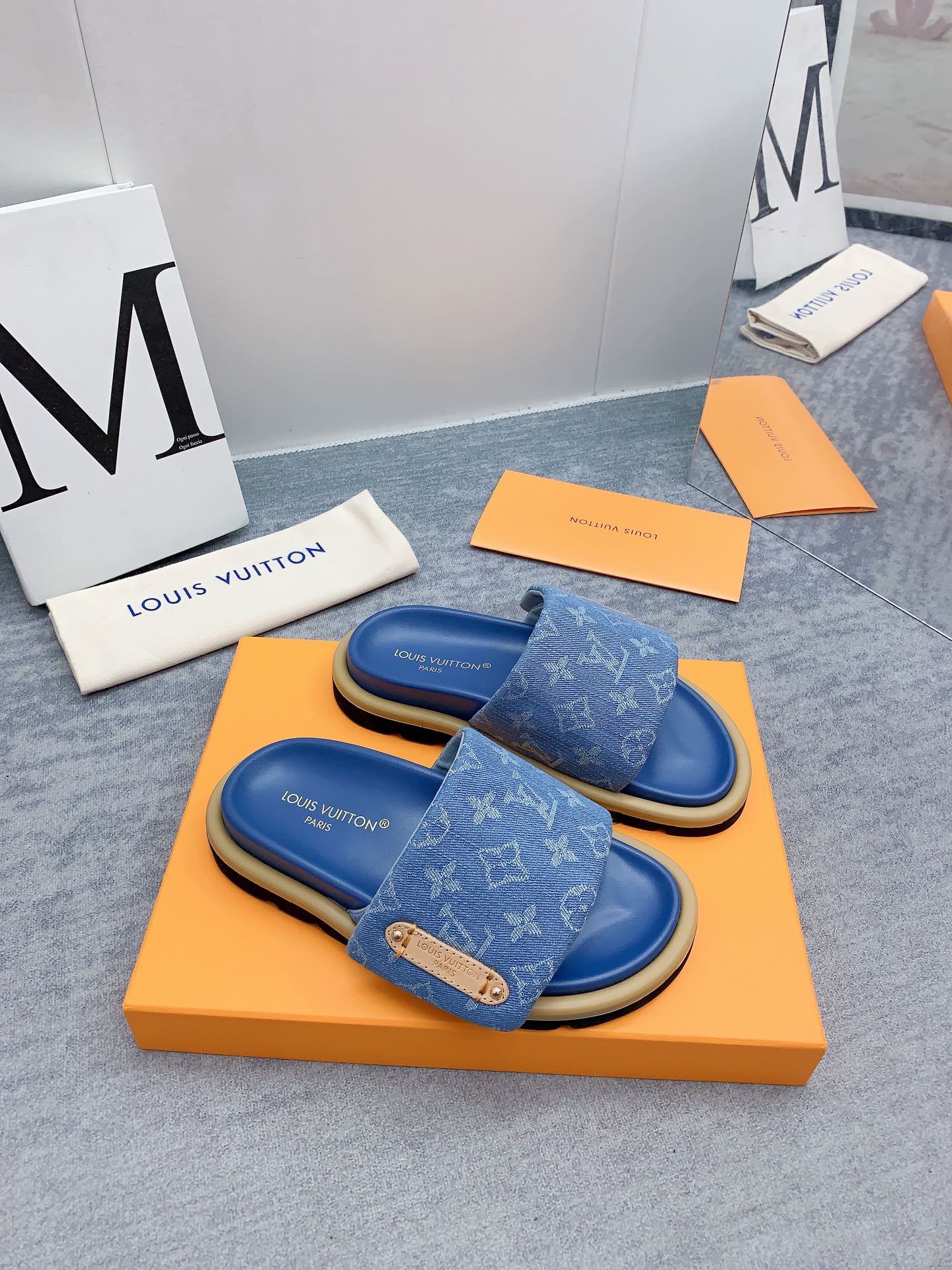 Louis Vuitton 2024最新款 -- LOUIS VUITTON | 路易威登 𝐬𝐬 最新 休闲半拖鞋～代购级 当季最新潮品 众多博主纷纷种草