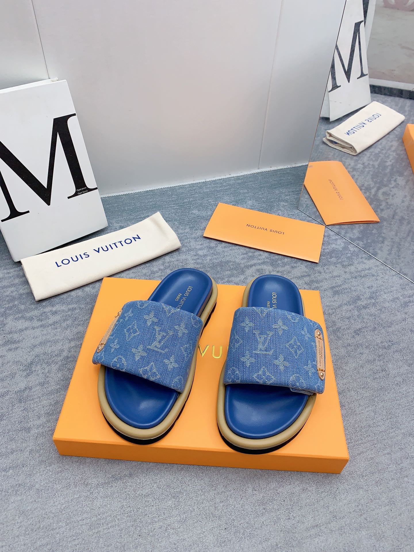 Louis Vuitton 2024最新款 -- LOUIS VUITTON | 路易威登 𝐬𝐬 最新 休闲半拖鞋～代购级 当季最新潮品 众多博主纷纷种草
