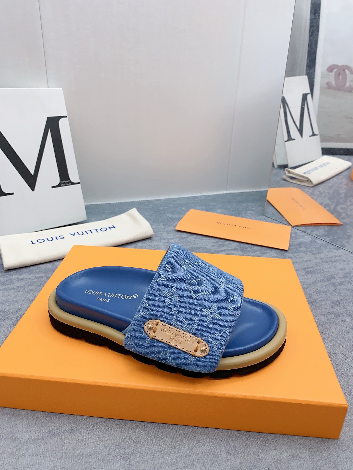 Louis Vuitton 2024最新款 -- LOUIS VUITTON | 路易威登 𝐬𝐬 最新 休闲半拖鞋～代购级 当季最新潮品 众多博主纷纷种草