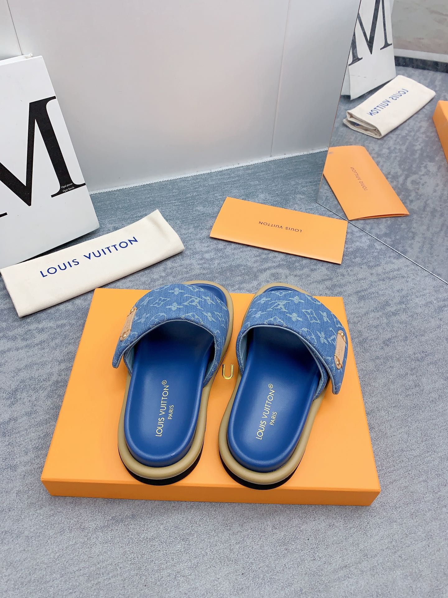 Louis Vuitton 2024最新款 -- LOUIS VUITTON | 路易威登 𝐬𝐬 最新 休闲半拖鞋～代购级 当季最新潮品 众多博主纷纷种草