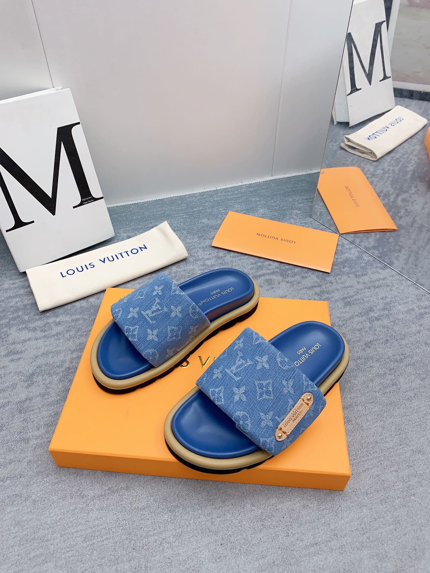 Louis Vuitton 2024最新款 -- LOUIS VUITTON | 路易威登 𝐬𝐬 最新 休闲半拖鞋～代购级 当季最新潮品 众多博主纷纷种草
