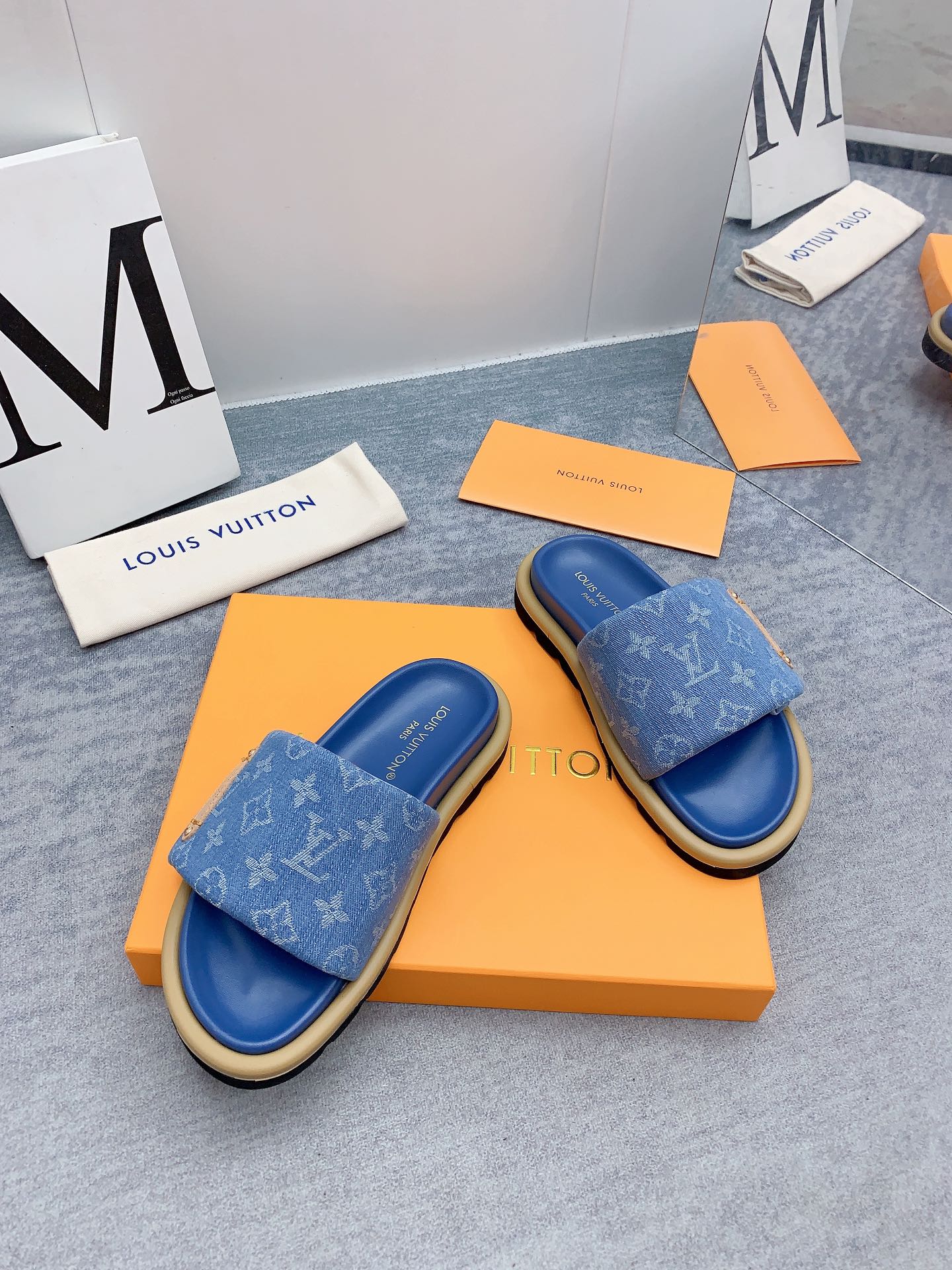 Louis Vuitton 2024最新款 -- LOUIS VUITTON | 路易威登 𝐬𝐬 最新 休闲半拖鞋～代购级 当季最新潮品 众多博主纷纷种草