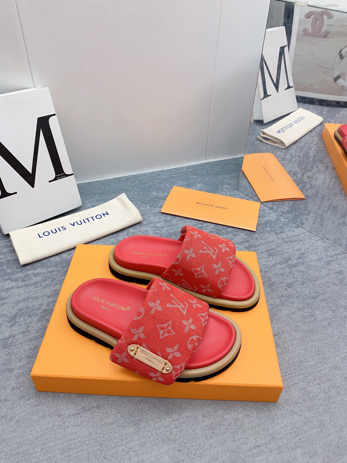 Louis Vuitton 2024最新款 -- LOUIS VUITTON | 路易威登 𝐬𝐬 最新 休闲半拖鞋～代购级 当季最新潮品 众多博主纷纷种草
