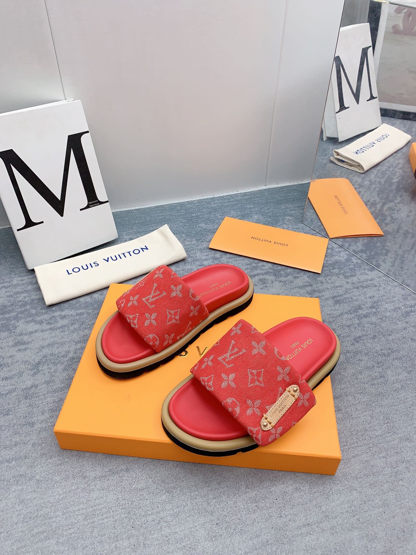 Louis Vuitton 2024最新款 -- LOUIS VUITTON | 路易威登 𝐬𝐬 最新 休闲半拖鞋～代购级 当季最新潮品 众多博主纷纷种草