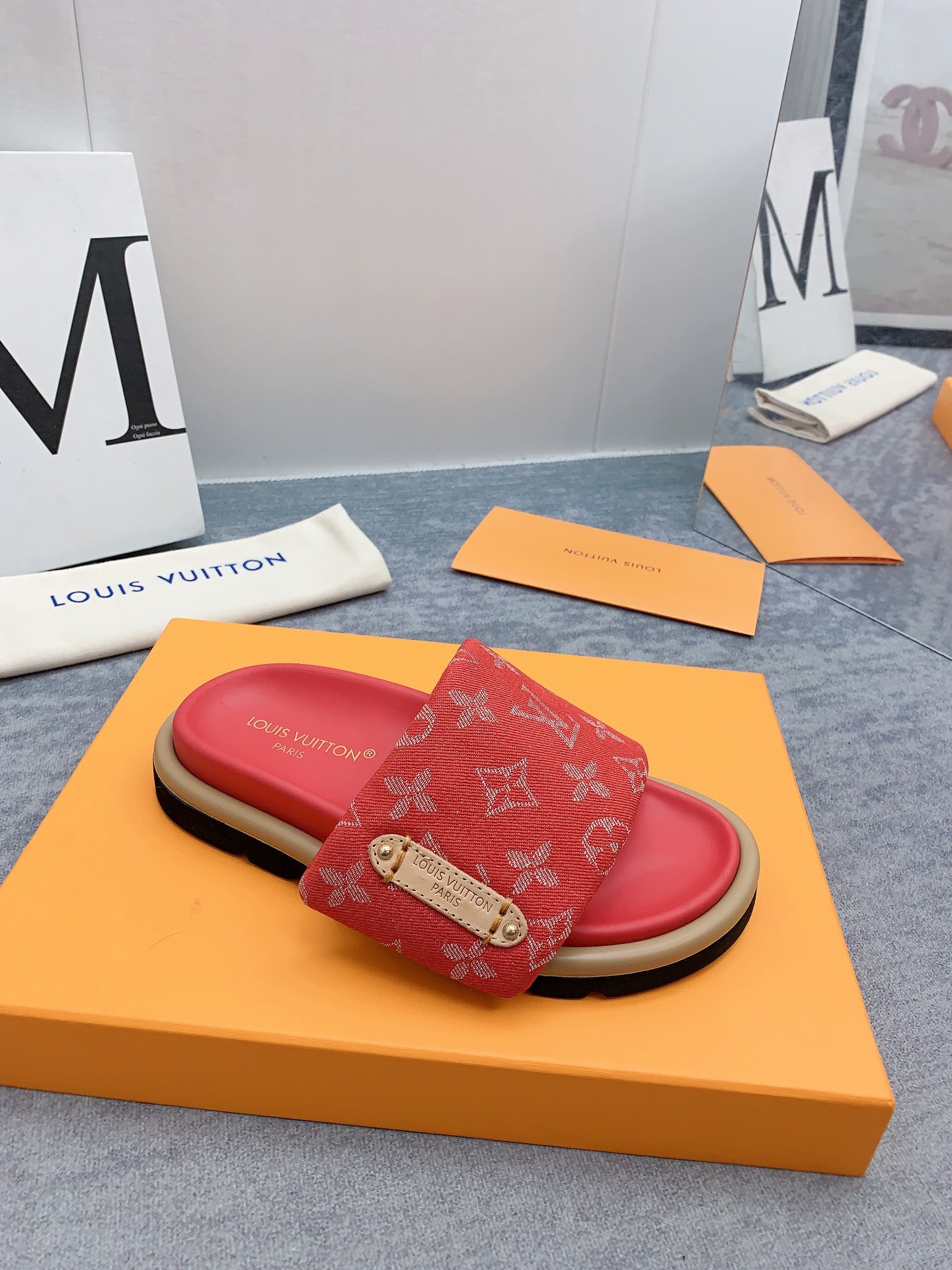 Louis Vuitton 2024最新款 -- LOUIS VUITTON | 路易威登 𝐬𝐬 最新 休闲半拖鞋～代购级 当季最新潮品 众多博主纷纷种草