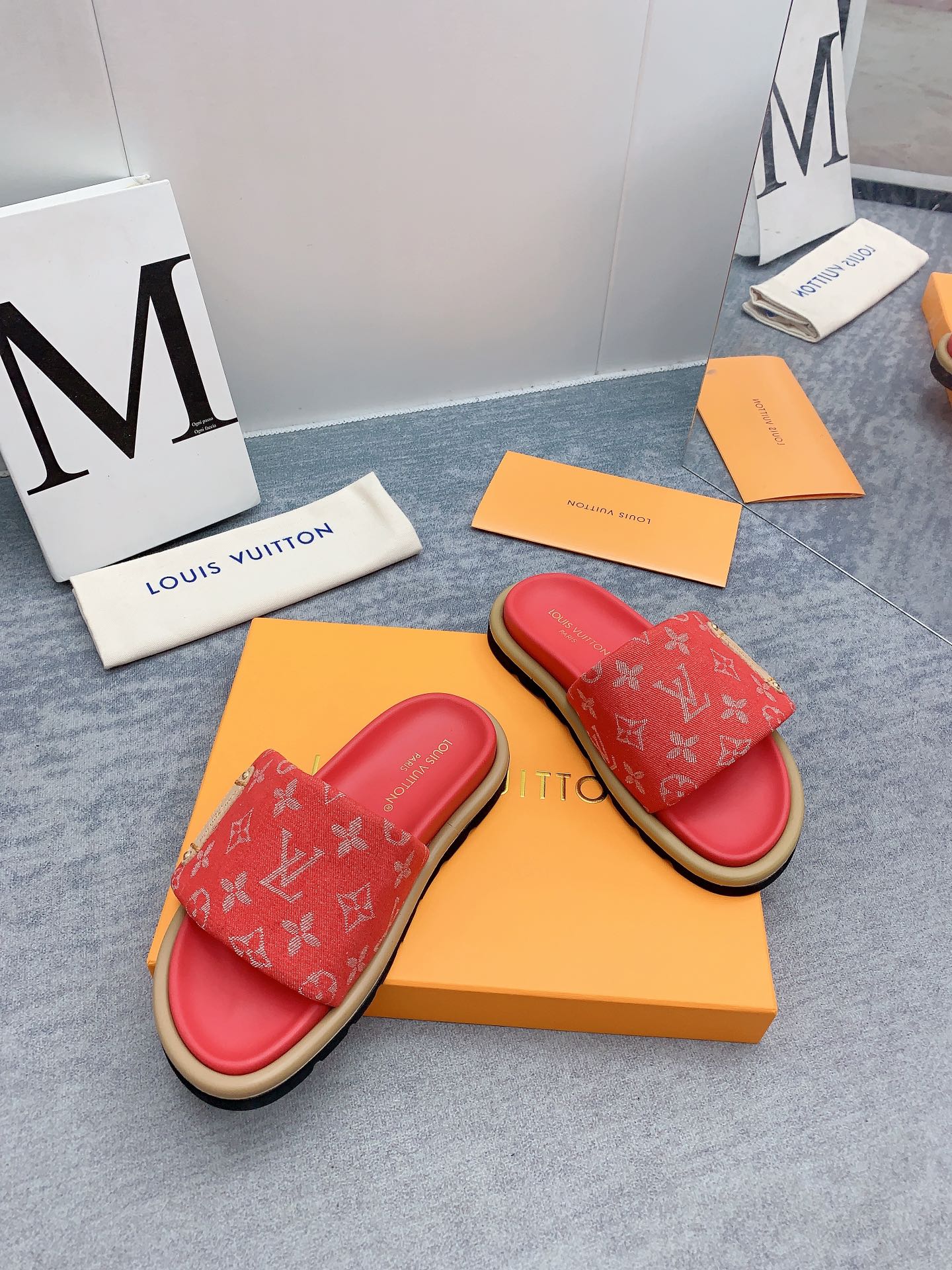 Louis Vuitton 2024最新款 -- LOUIS VUITTON | 路易威登 𝐬𝐬 最新 休闲半拖鞋～代购级 当季最新潮品 众多博主纷纷种草