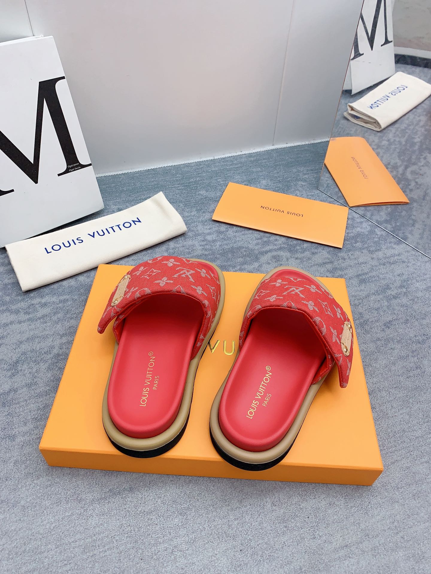 Louis Vuitton 2024最新款 -- LOUIS VUITTON | 路易威登 𝐬𝐬 最新 休闲半拖鞋～代购级 当季最新潮品 众多博主纷纷种草