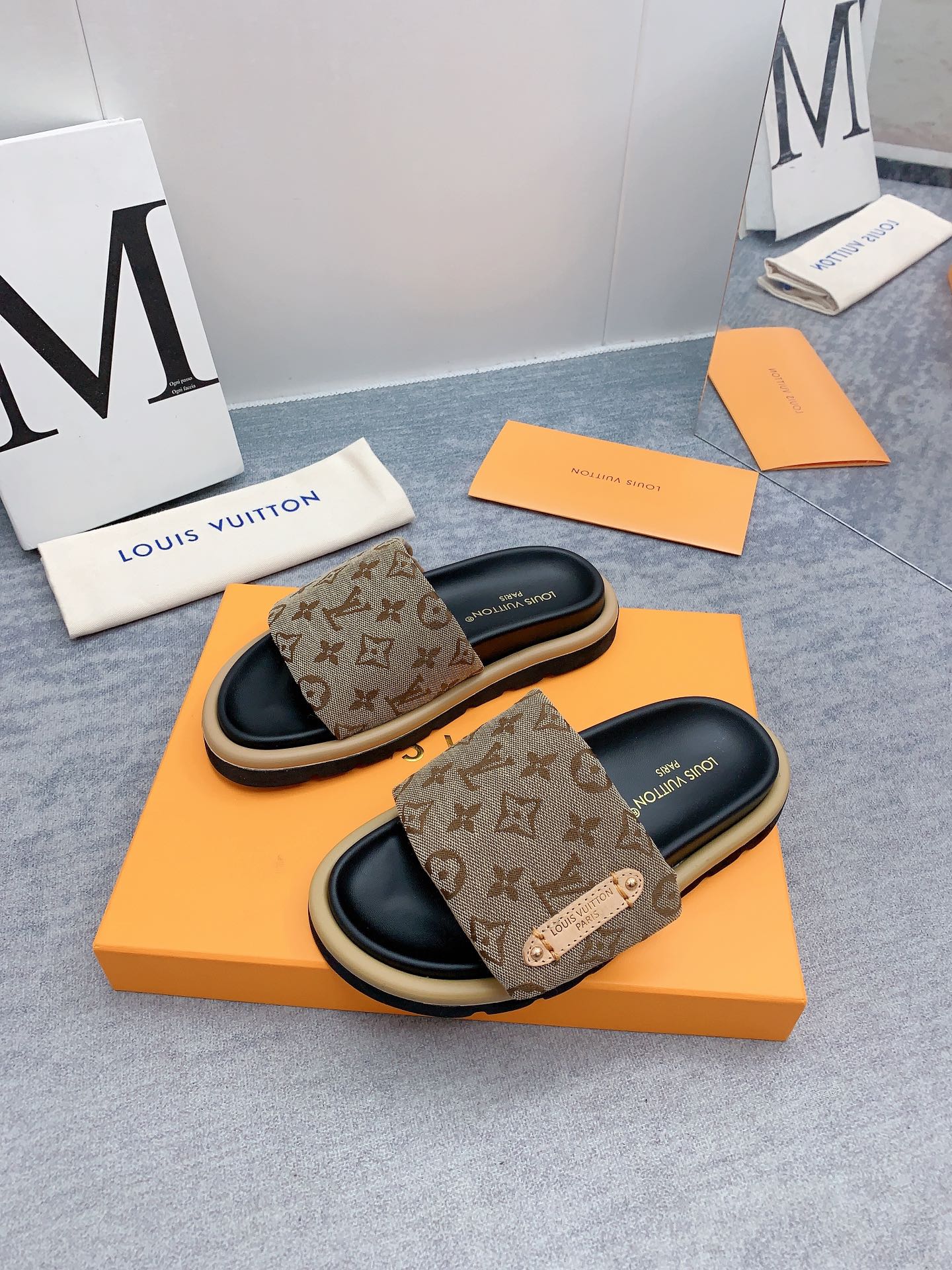 Louis Vuitton 2024最新款 -- LOUIS VUITTON | 路易威登 𝐬𝐬 最新 休闲半拖鞋～代购级 当季最新潮品 众多博主纷纷种草