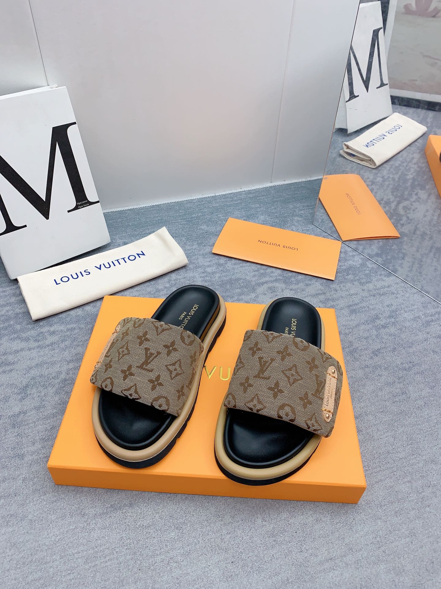 Louis Vuitton 2024最新款 -- LOUIS VUITTON | 路易威登 𝐬𝐬 最新 休闲半拖鞋～代购级 当季最新潮品 众多博主纷纷种草