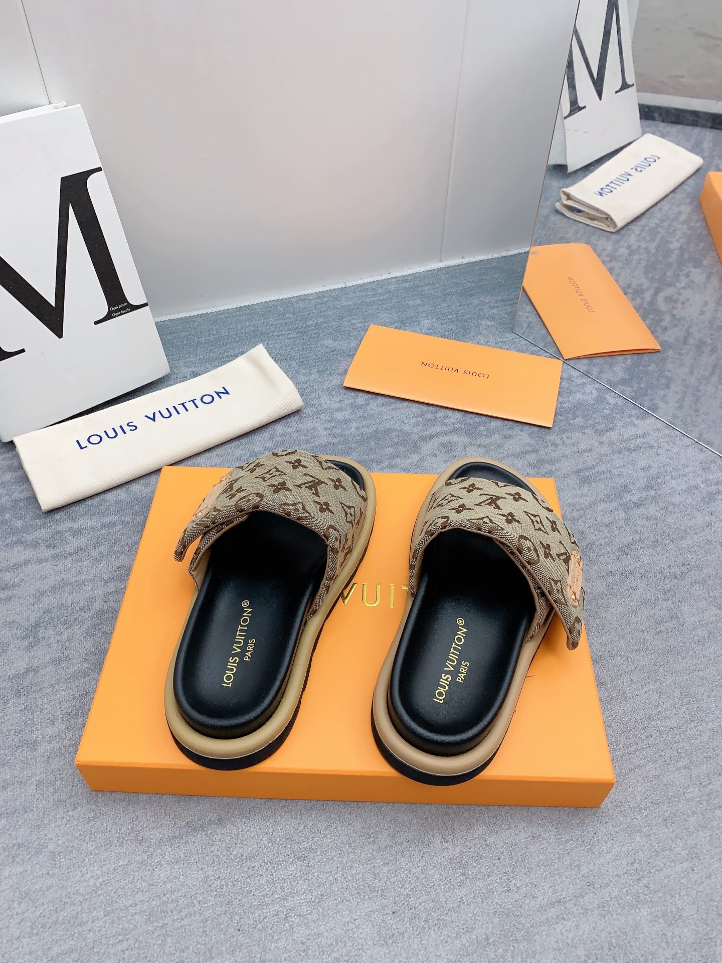 Louis Vuitton 2024最新款 -- LOUIS VUITTON | 路易威登 𝐬𝐬 最新 休闲半拖鞋～代购级 当季最新潮品 众多博主纷纷种草