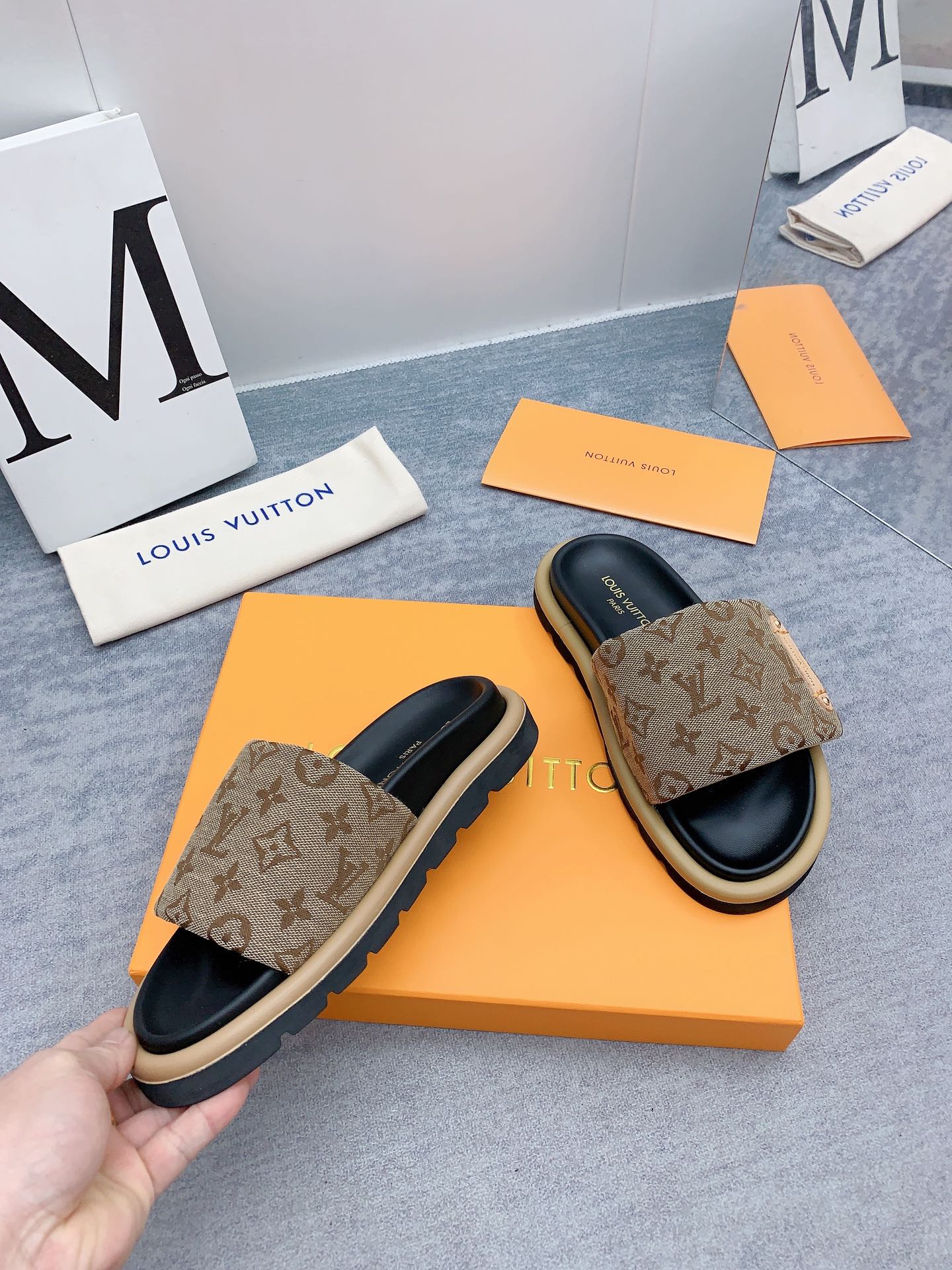 Louis Vuitton 2024最新款 -- LOUIS VUITTON | 路易威登 𝐬𝐬 最新 休闲半拖鞋～代购级 当季最新潮品 众多博主纷纷种草