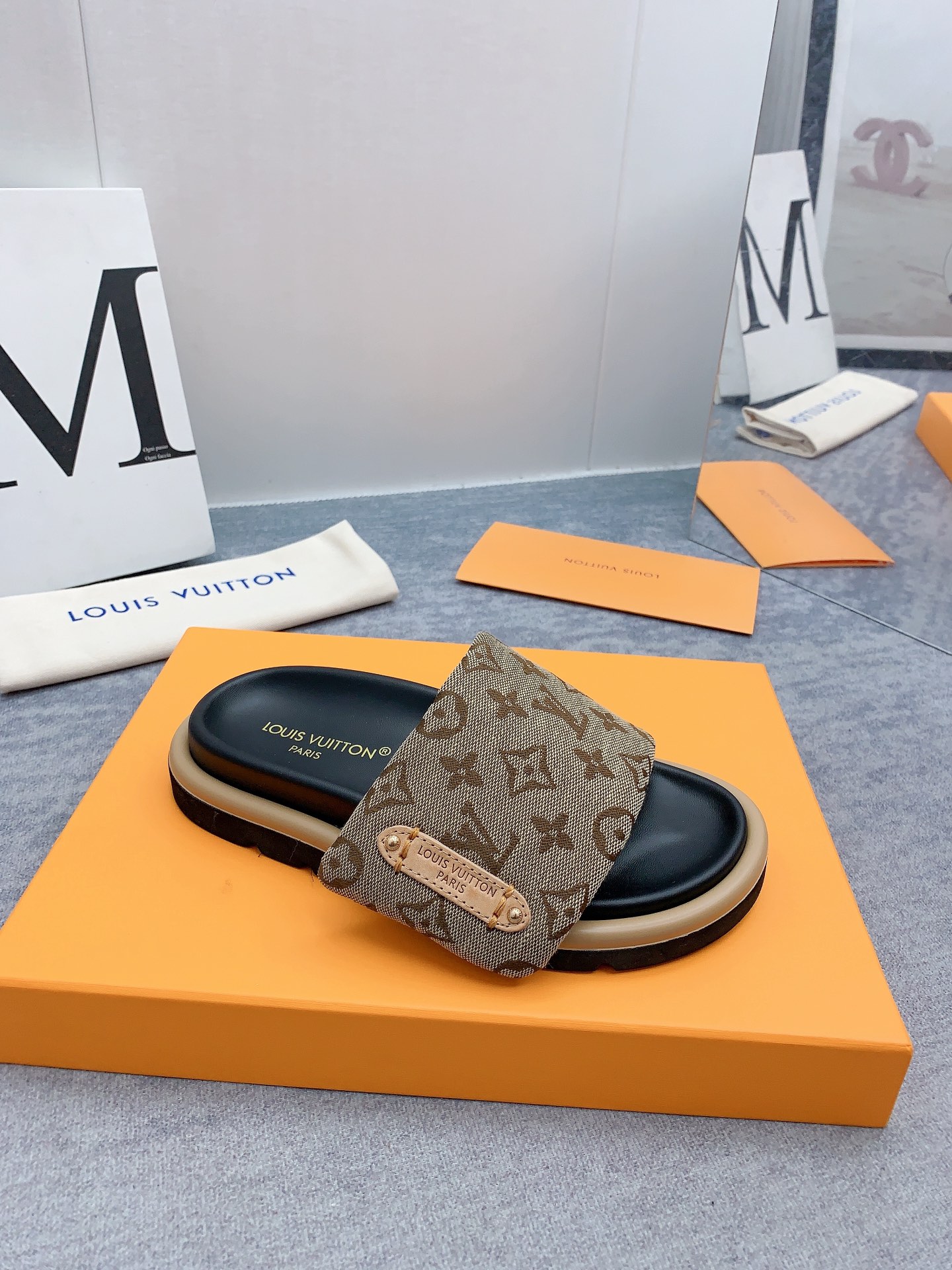 Louis Vuitton 2024最新款 -- LOUIS VUITTON | 路易威登 𝐬𝐬 最新 休闲半拖鞋～代购级 当季最新潮品 众多博主纷纷种草