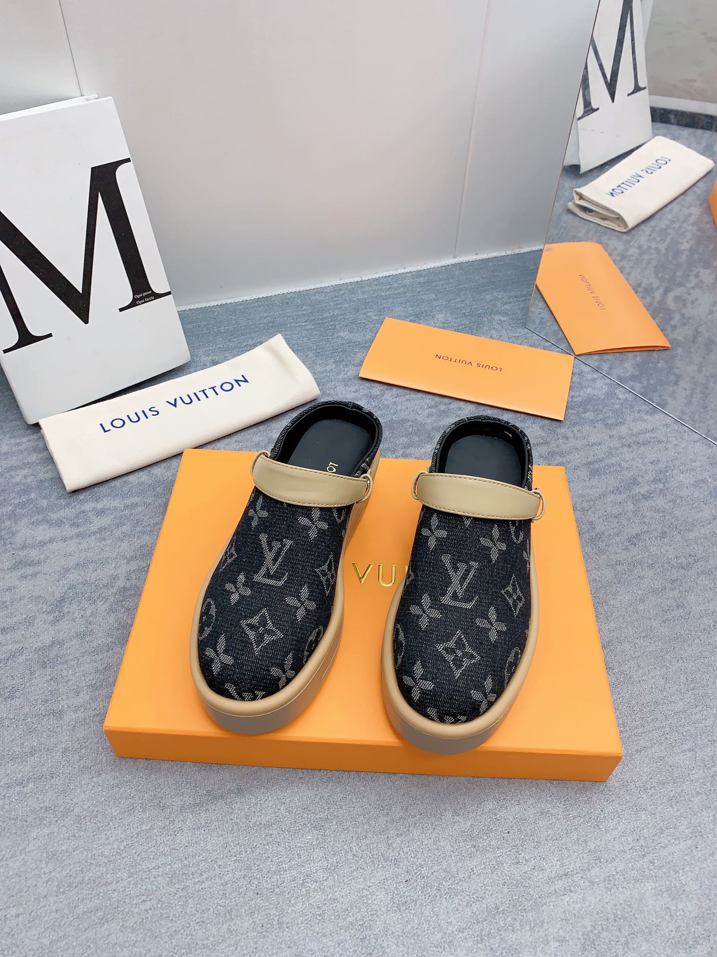 Louis Vuitton 2024最新款 -- LOUIS VUITTON | 路易威登 𝐬𝐬 最新 休闲半拖鞋～代购级 当季最新潮品 众多博主纷纷种草