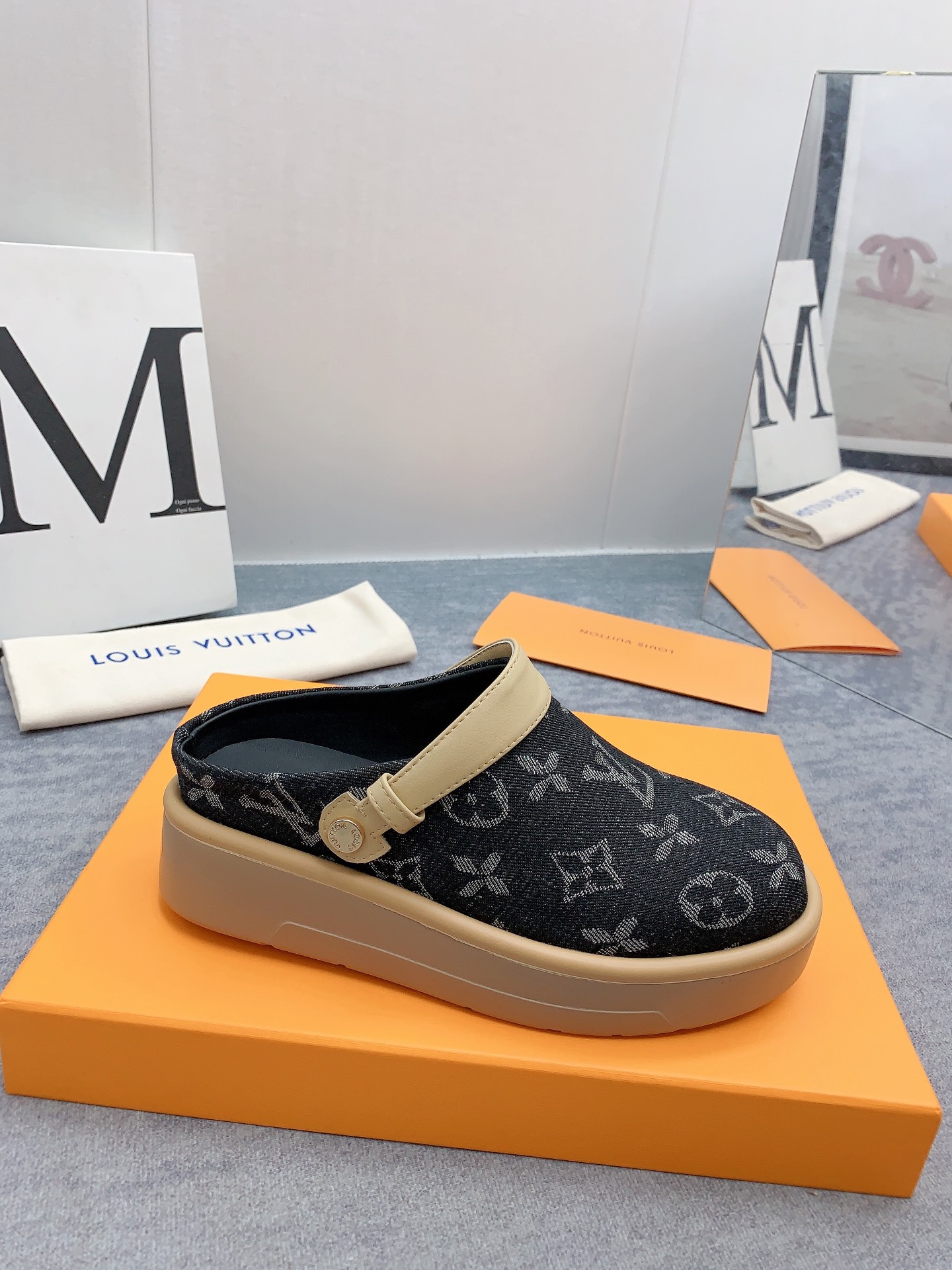 Louis Vuitton 2024最新款 -- LOUIS VUITTON | 路易威登 𝐬𝐬 最新 休闲半拖鞋～代购级 当季最新潮品 众多博主纷纷种草