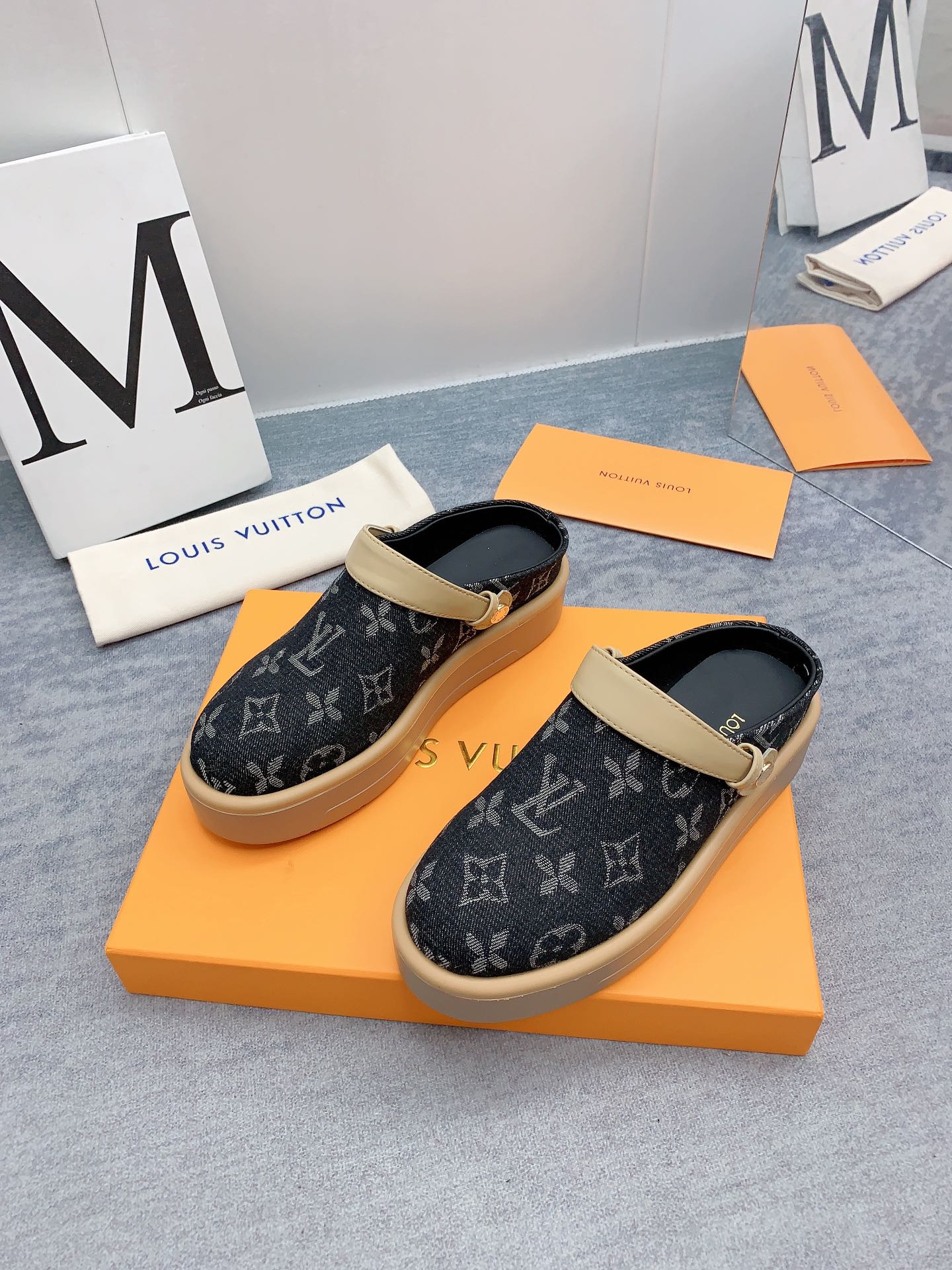 Louis Vuitton 2024最新款 -- LOUIS VUITTON | 路易威登 𝐬𝐬 最新 休闲半拖鞋～代购级 当季最新潮品 众多博主纷纷种草