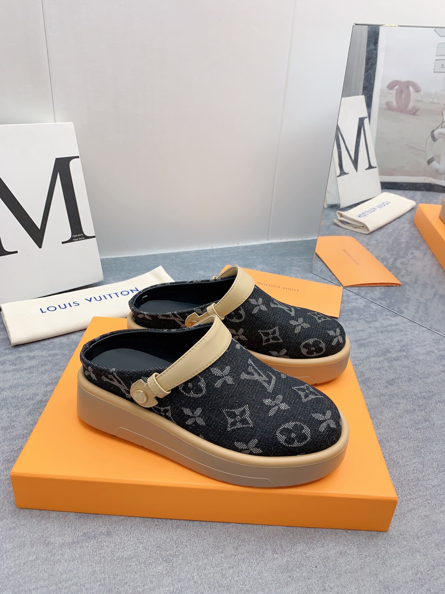 Louis Vuitton 2024最新款 -- LOUIS VUITTON | 路易威登 𝐬𝐬 最新 休闲半拖鞋～代购级 当季最新潮品 众多博主纷纷种草