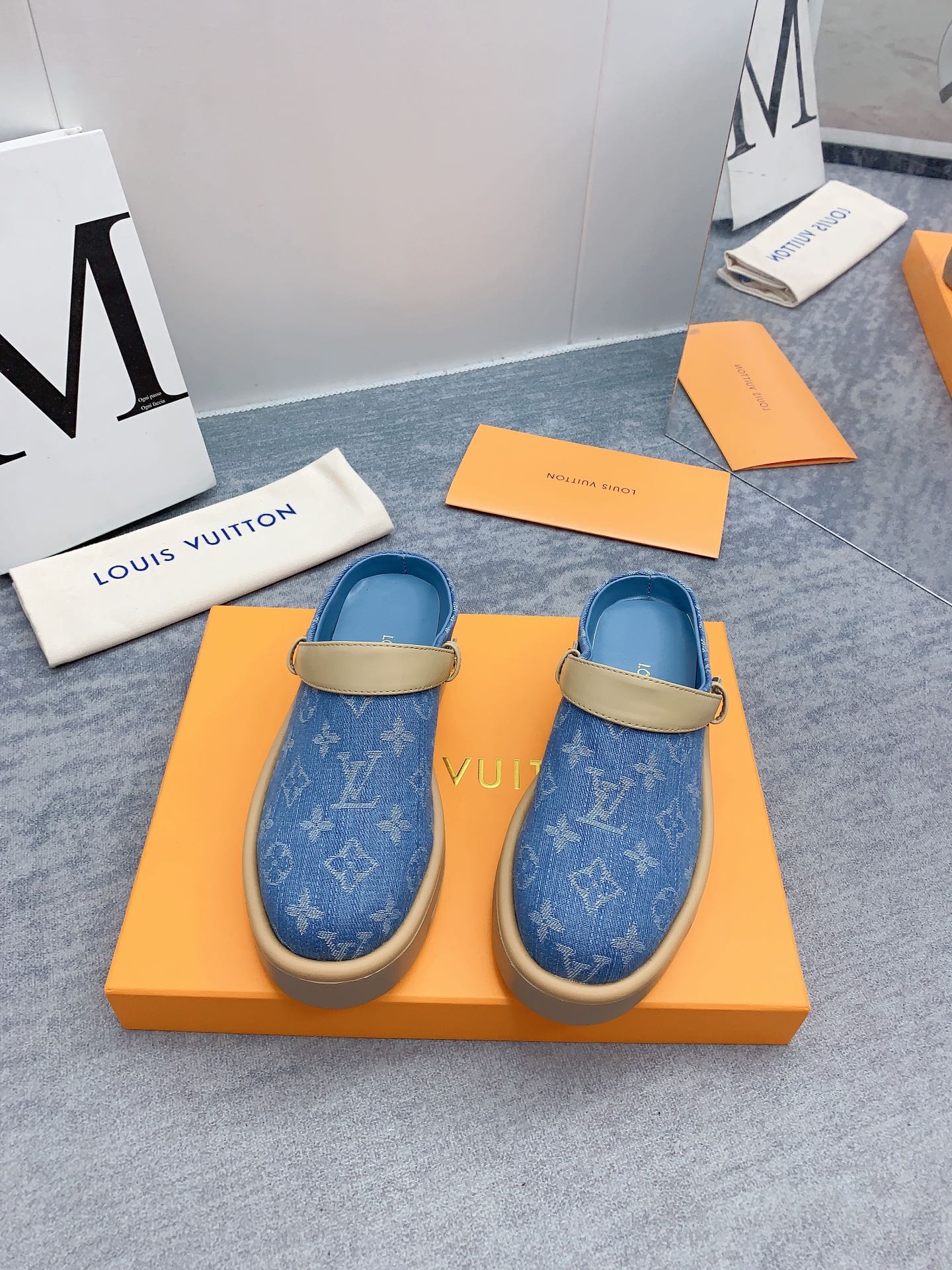 Louis Vuitton 2024最新款 -- LOUIS VUITTON | 路易威登 𝐬𝐬 最新 休闲半拖鞋～代购级 当季最新潮品 众多博主纷纷种草