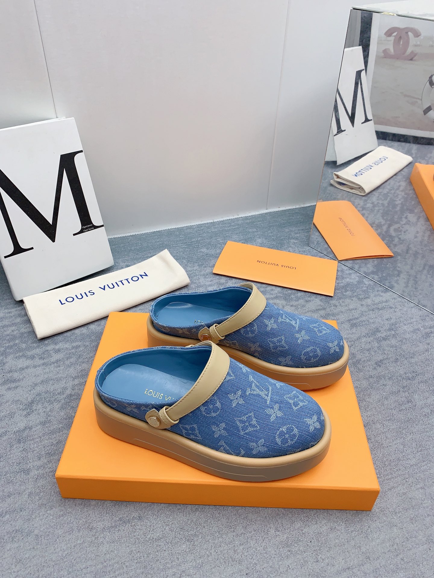 Louis Vuitton 2024最新款 -- LOUIS VUITTON | 路易威登 𝐬𝐬 最新 休闲半拖鞋～代购级 当季最新潮品 众多博主纷纷种草
