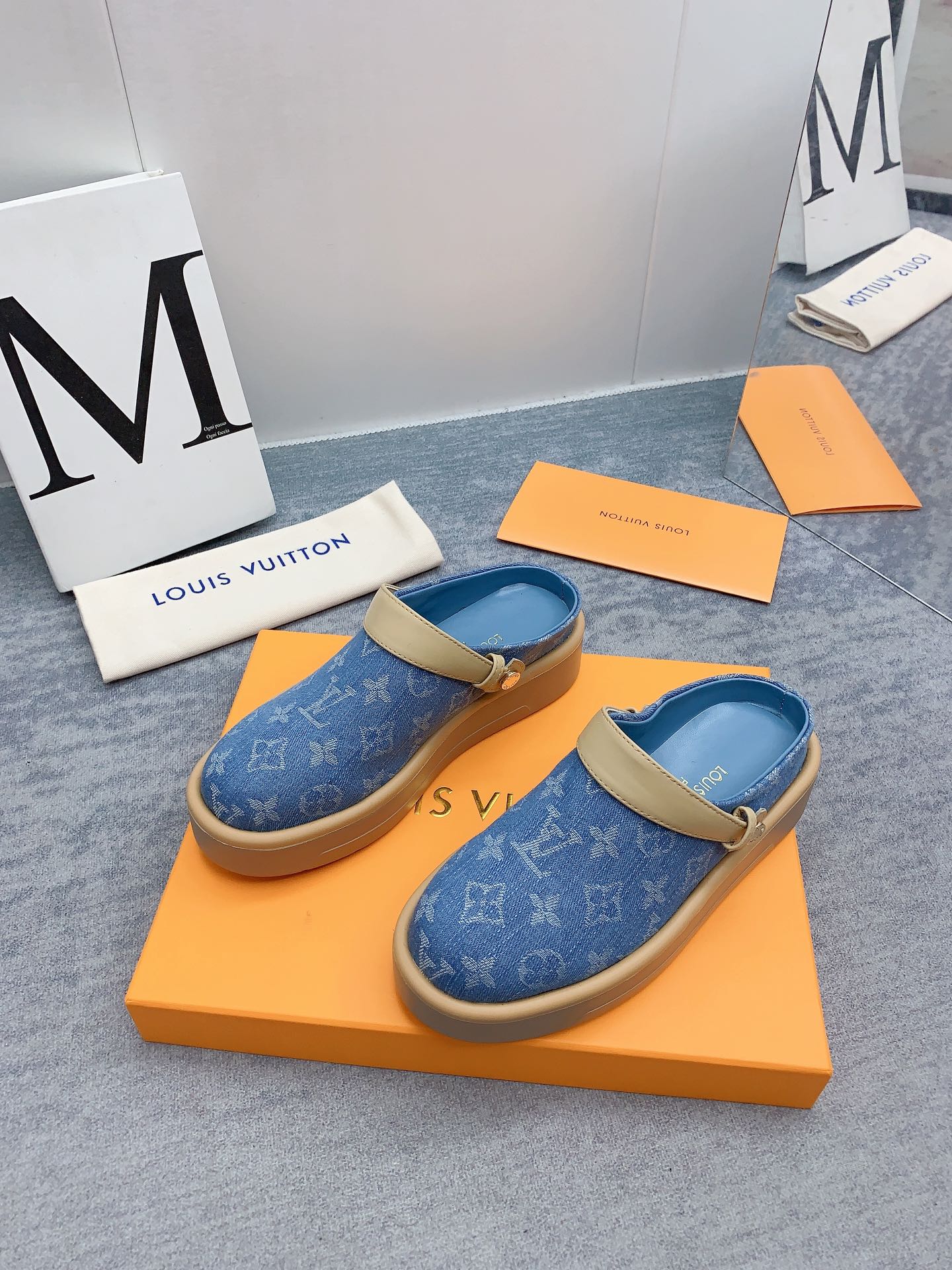 Louis Vuitton 2024最新款 -- LOUIS VUITTON | 路易威登 𝐬𝐬 最新 休闲半拖鞋～代购级 当季最新潮品 众多博主纷纷种草