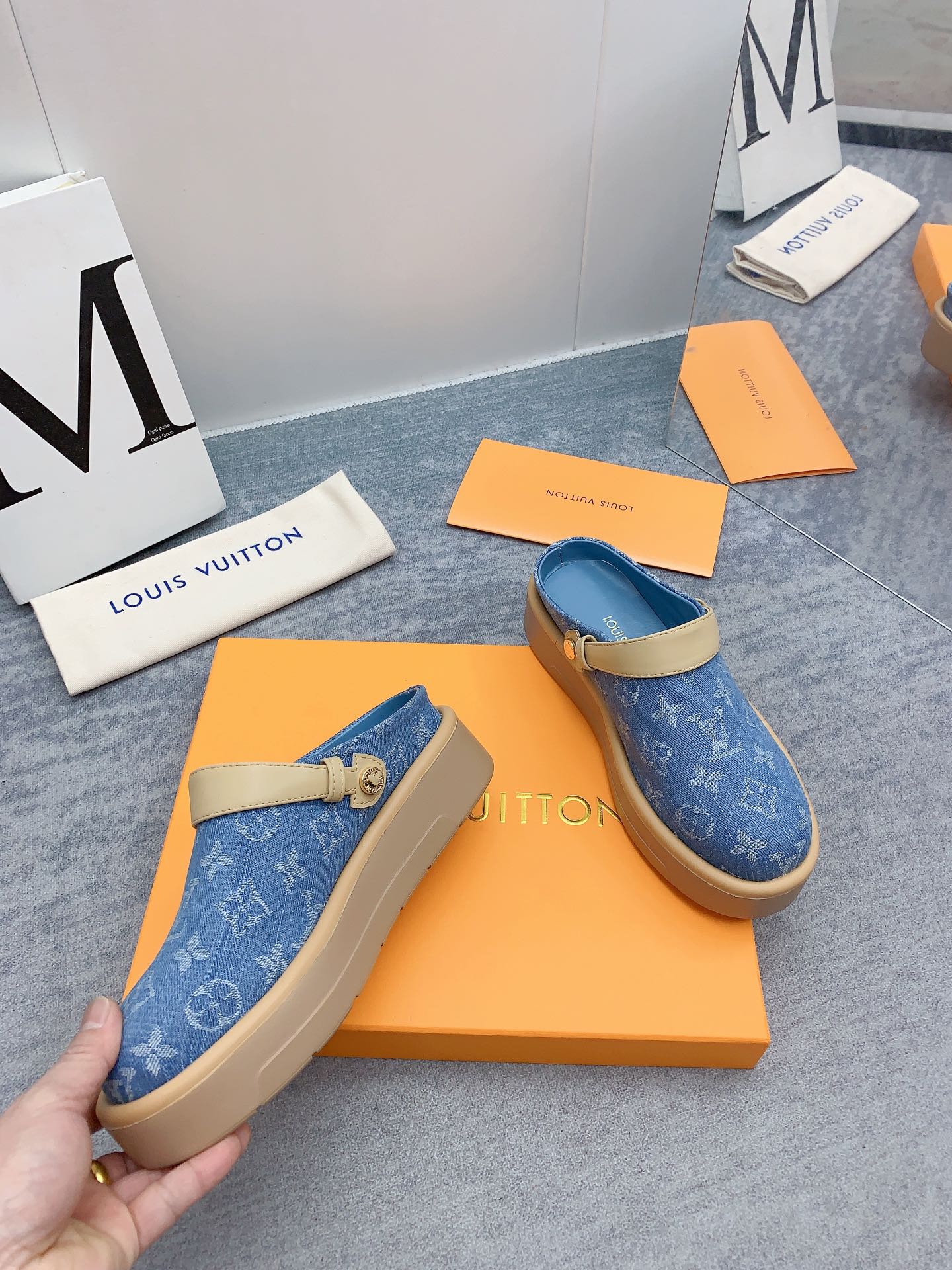 Louis Vuitton 2024最新款 -- LOUIS VUITTON | 路易威登 𝐬𝐬 最新 休闲半拖鞋～代购级 当季最新潮品 众多博主纷纷种草