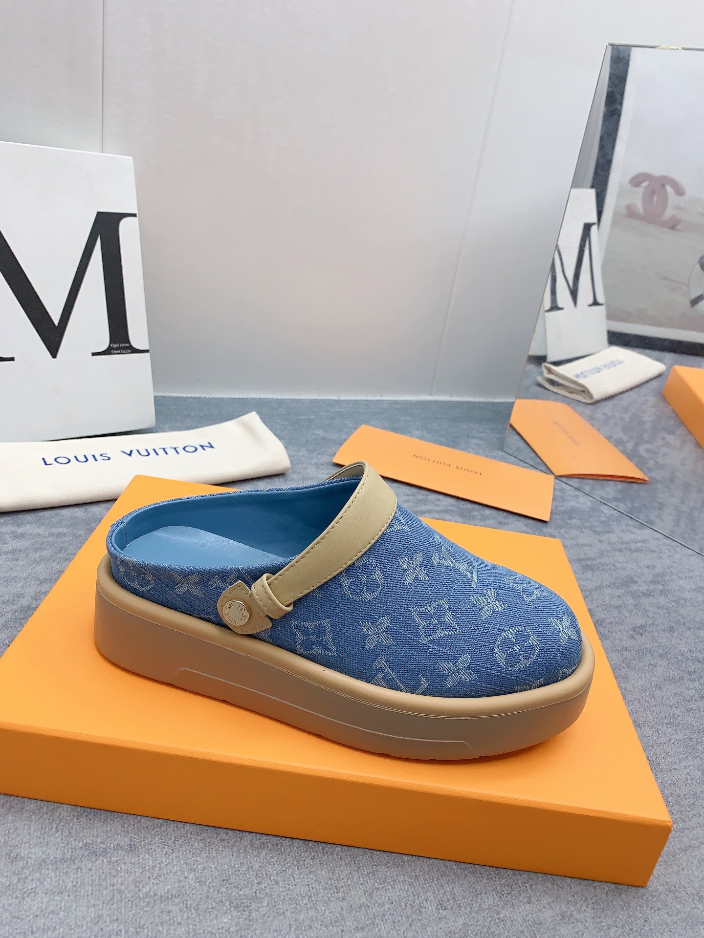 Louis Vuitton 2024最新款 -- LOUIS VUITTON | 路易威登 𝐬𝐬 最新 休闲半拖鞋～代购级 当季最新潮品 众多博主纷纷种草