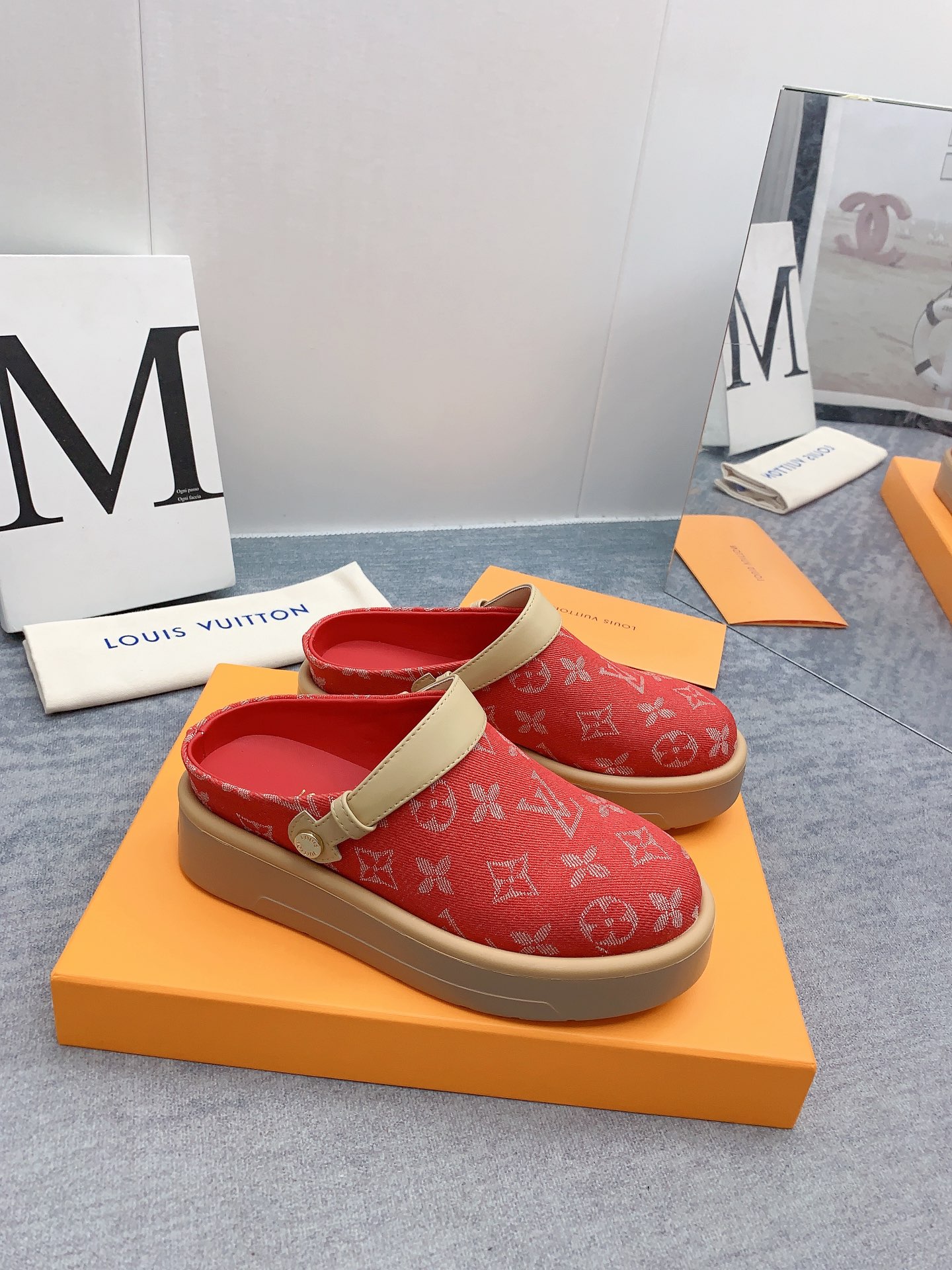 Louis Vuitton 2024最新款 -- LOUIS VUITTON | 路易威登 𝐬𝐬 最新 休闲半拖鞋～代购级 当季最新潮品 众多博主纷纷种草