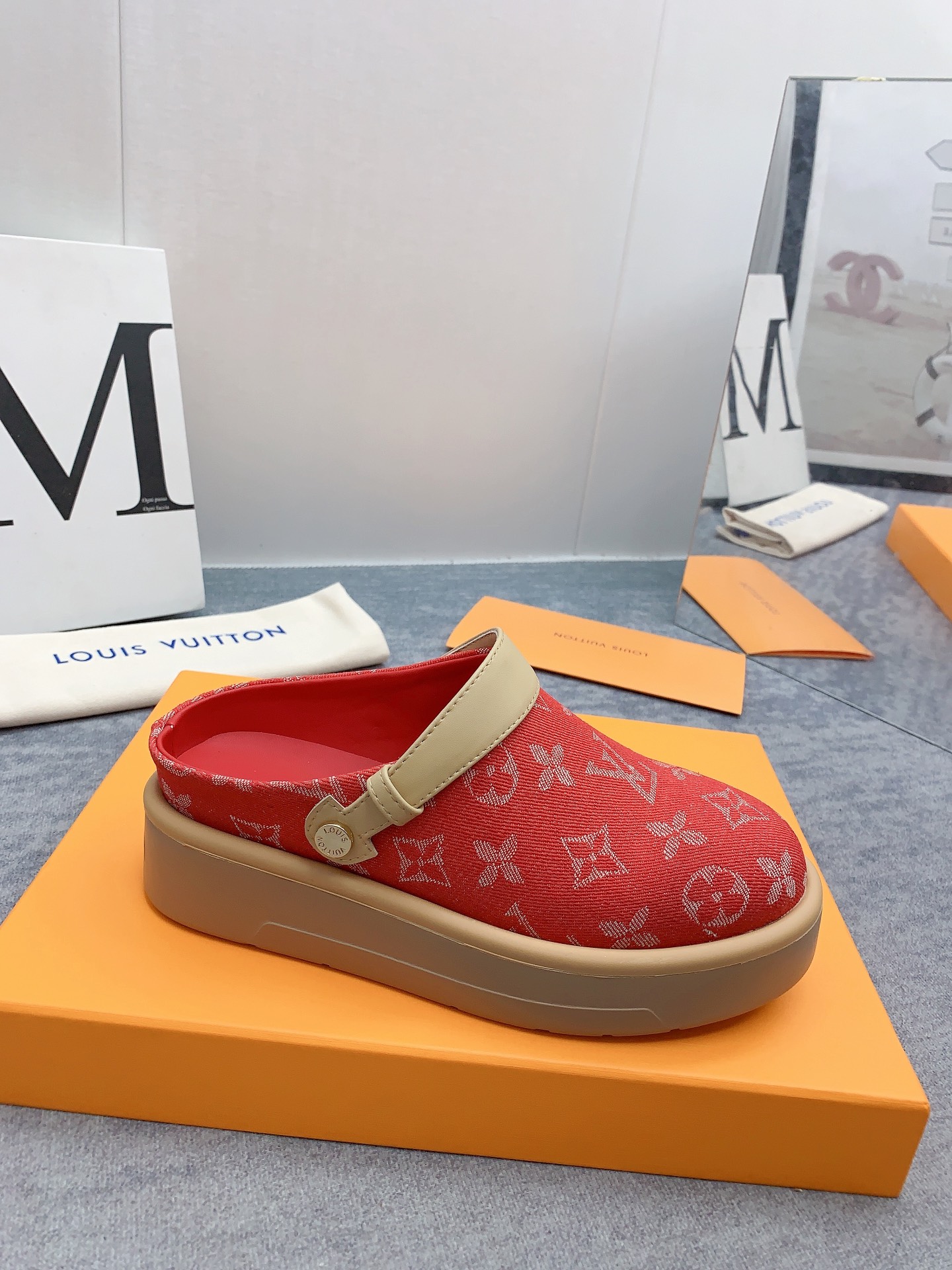 Louis Vuitton 2024最新款 -- LOUIS VUITTON | 路易威登 𝐬𝐬 最新 休闲半拖鞋～代购级 当季最新潮品 众多博主纷纷种草