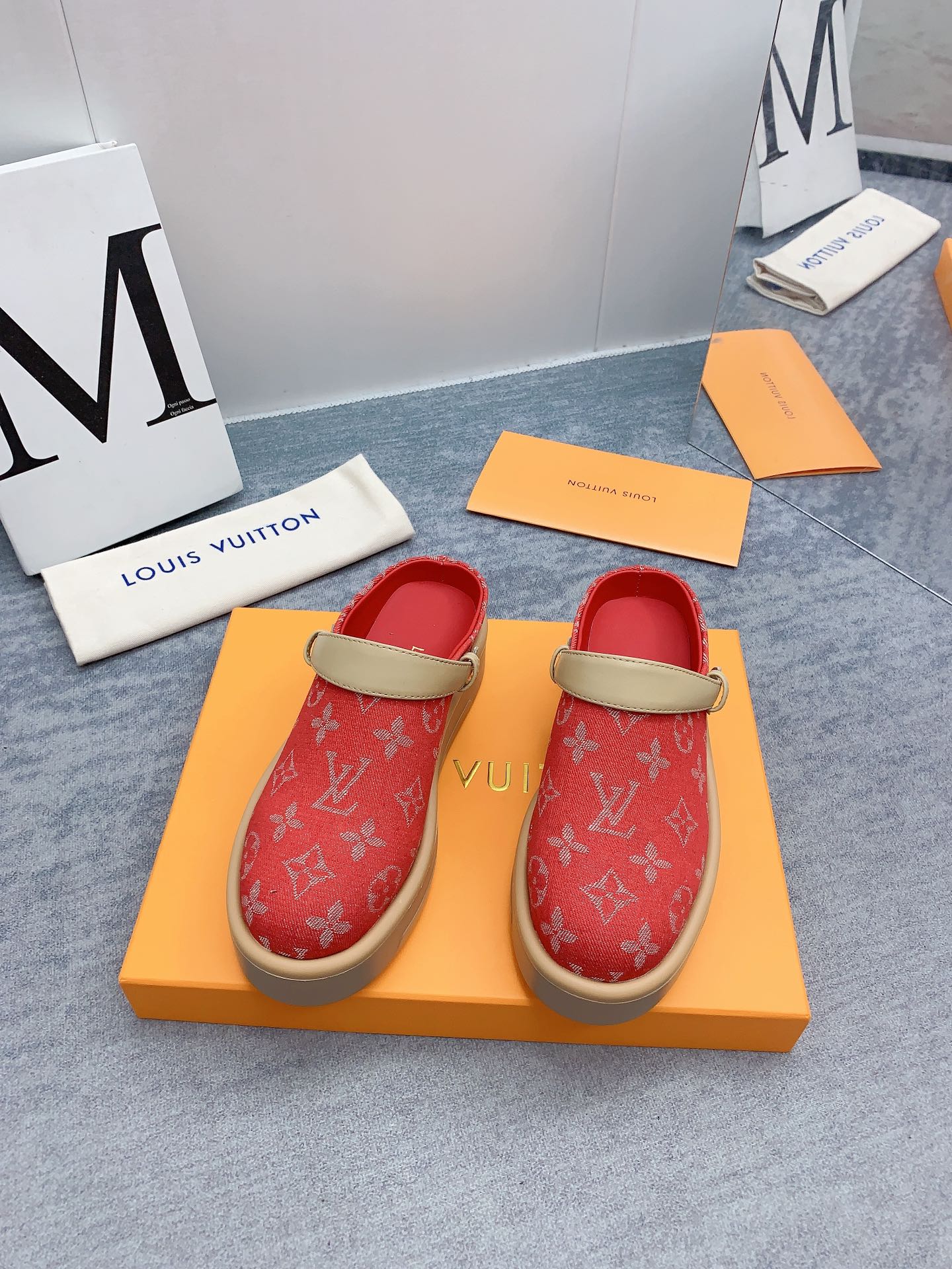 Louis Vuitton 2024最新款 -- LOUIS VUITTON | 路易威登 𝐬𝐬 最新 休闲半拖鞋～代购级 当季最新潮品 众多博主纷纷种草