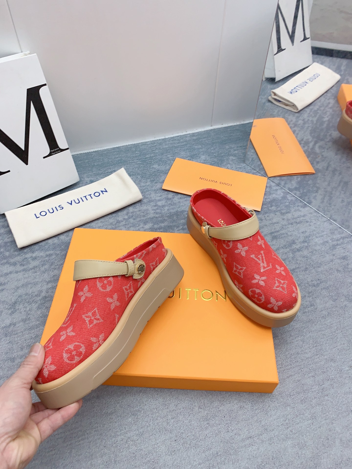 Louis Vuitton 2024最新款 -- LOUIS VUITTON | 路易威登 𝐬𝐬 最新 休闲半拖鞋～代购级 当季最新潮品 众多博主纷纷种草