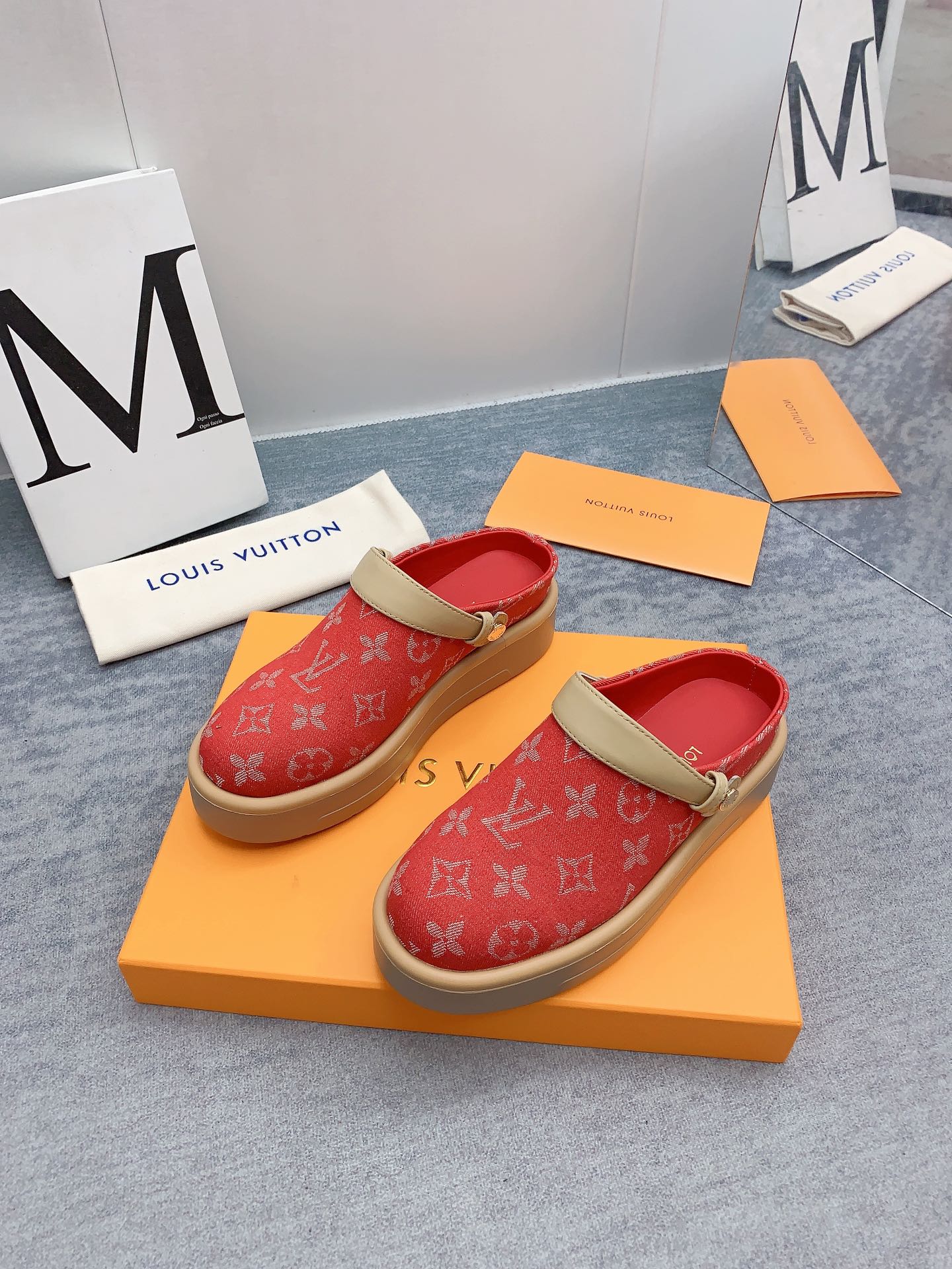 Louis Vuitton 2024最新款 -- LOUIS VUITTON | 路易威登 𝐬𝐬 最新 休闲半拖鞋～代购级 当季最新潮品 众多博主纷纷种草
