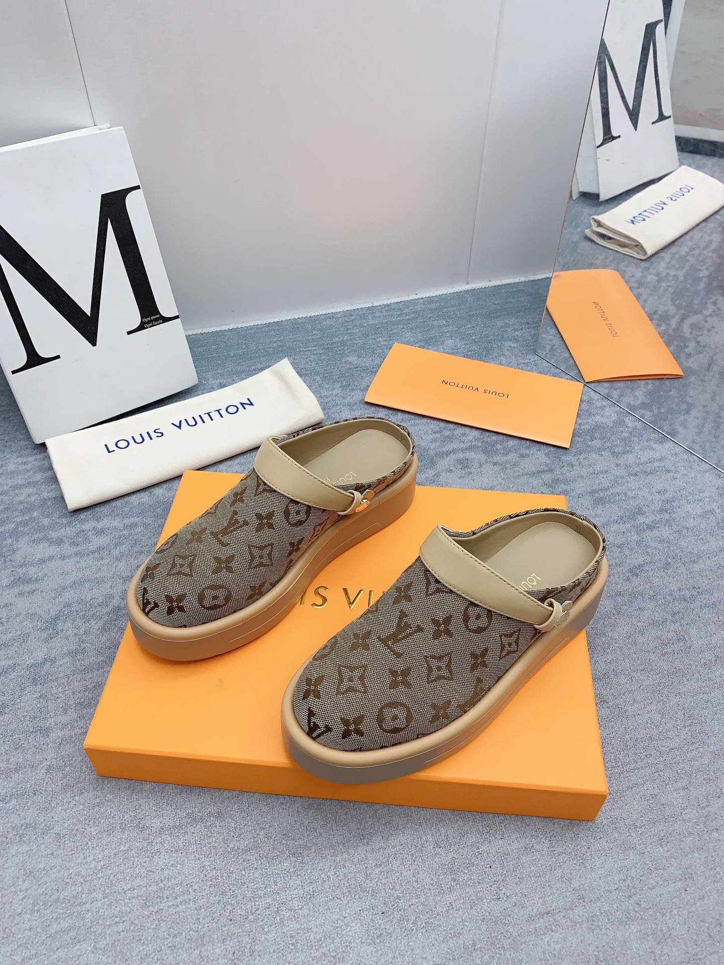 Louis Vuitton 2024最新款 -- LOUIS VUITTON | 路易威登 𝐬𝐬 最新 休闲半拖鞋～代购级 当季最新潮品 众多博主纷纷种草