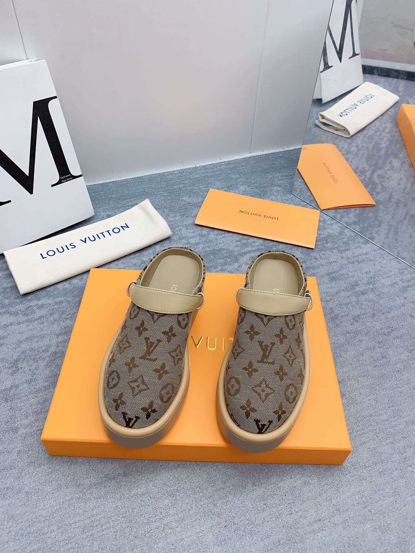 Louis Vuitton 2024最新款 -- LOUIS VUITTON | 路易威登 𝐬𝐬 最新 休闲半拖鞋～代购级 当季最新潮品 众多博主纷纷种草