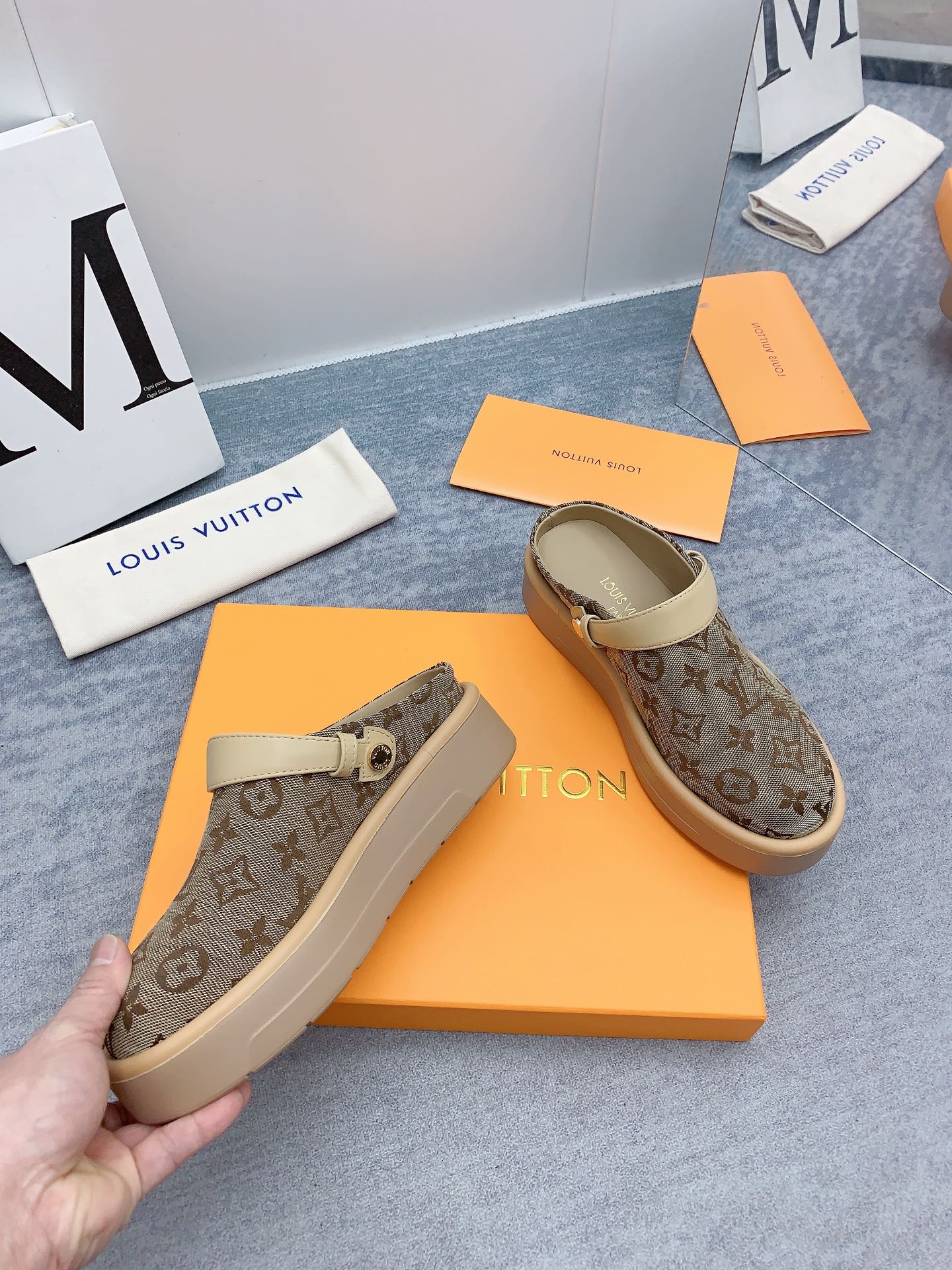 Louis Vuitton 2024最新款 -- LOUIS VUITTON | 路易威登 𝐬𝐬 最新 休闲半拖鞋～代购级 当季最新潮品 众多博主纷纷种草