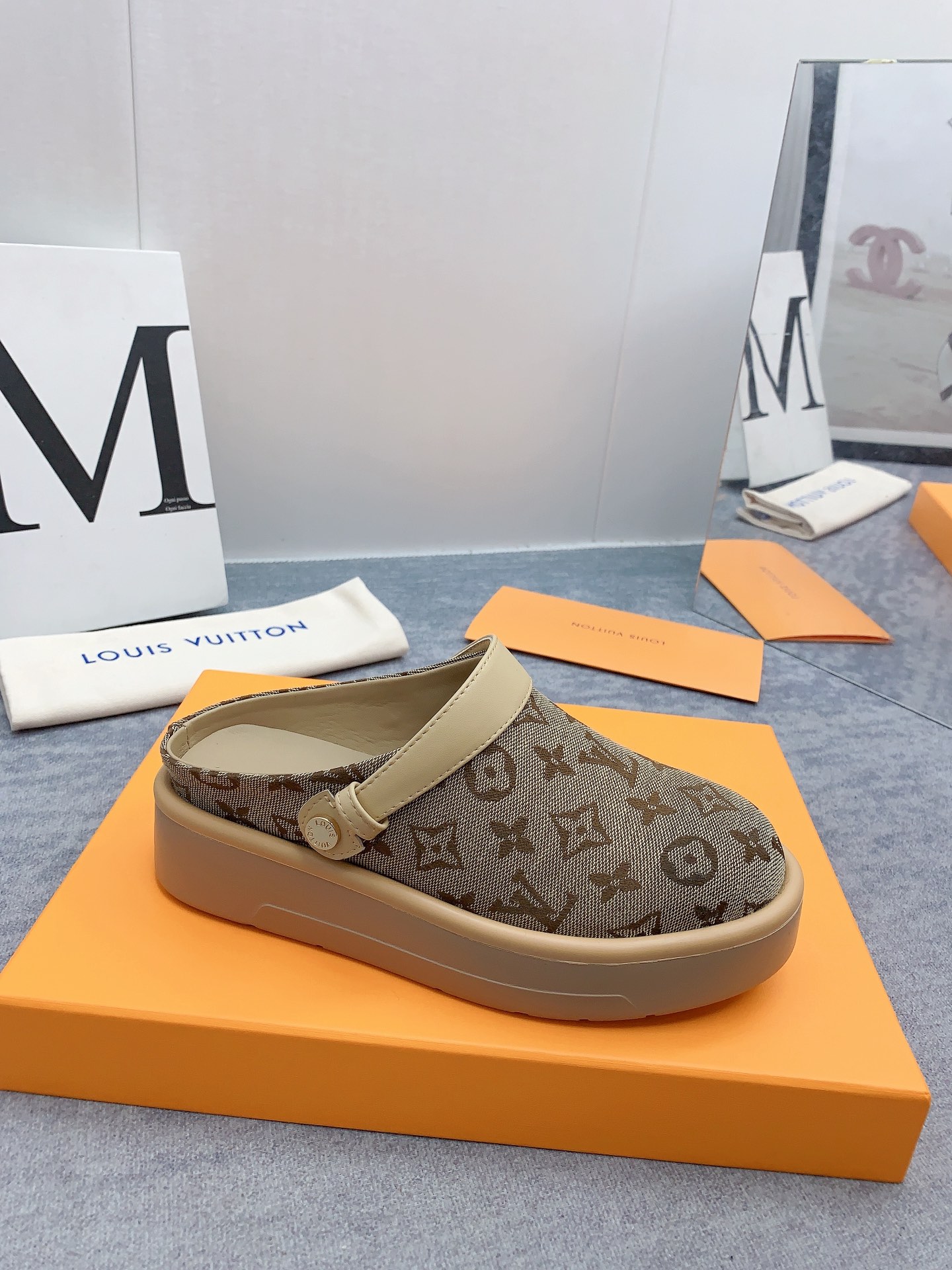Louis Vuitton 2024最新款 -- LOUIS VUITTON | 路易威登 𝐬𝐬 最新 休闲半拖鞋～代购级 当季最新潮品 众多博主纷纷种草