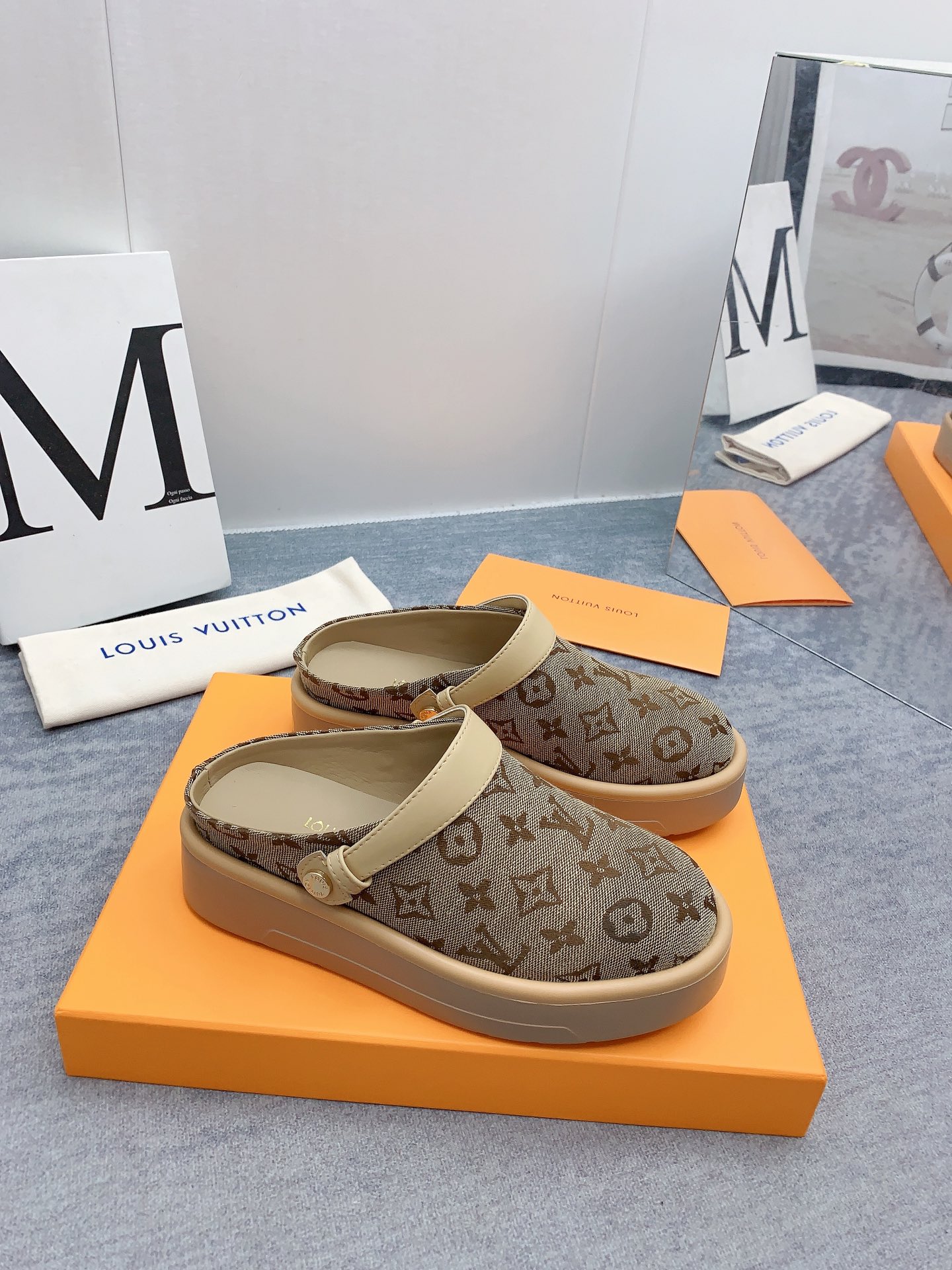 Louis Vuitton 2024最新款 -- LOUIS VUITTON | 路易威登 𝐬𝐬 最新 休闲半拖鞋～代购级 当季最新潮品 众多博主纷纷种草