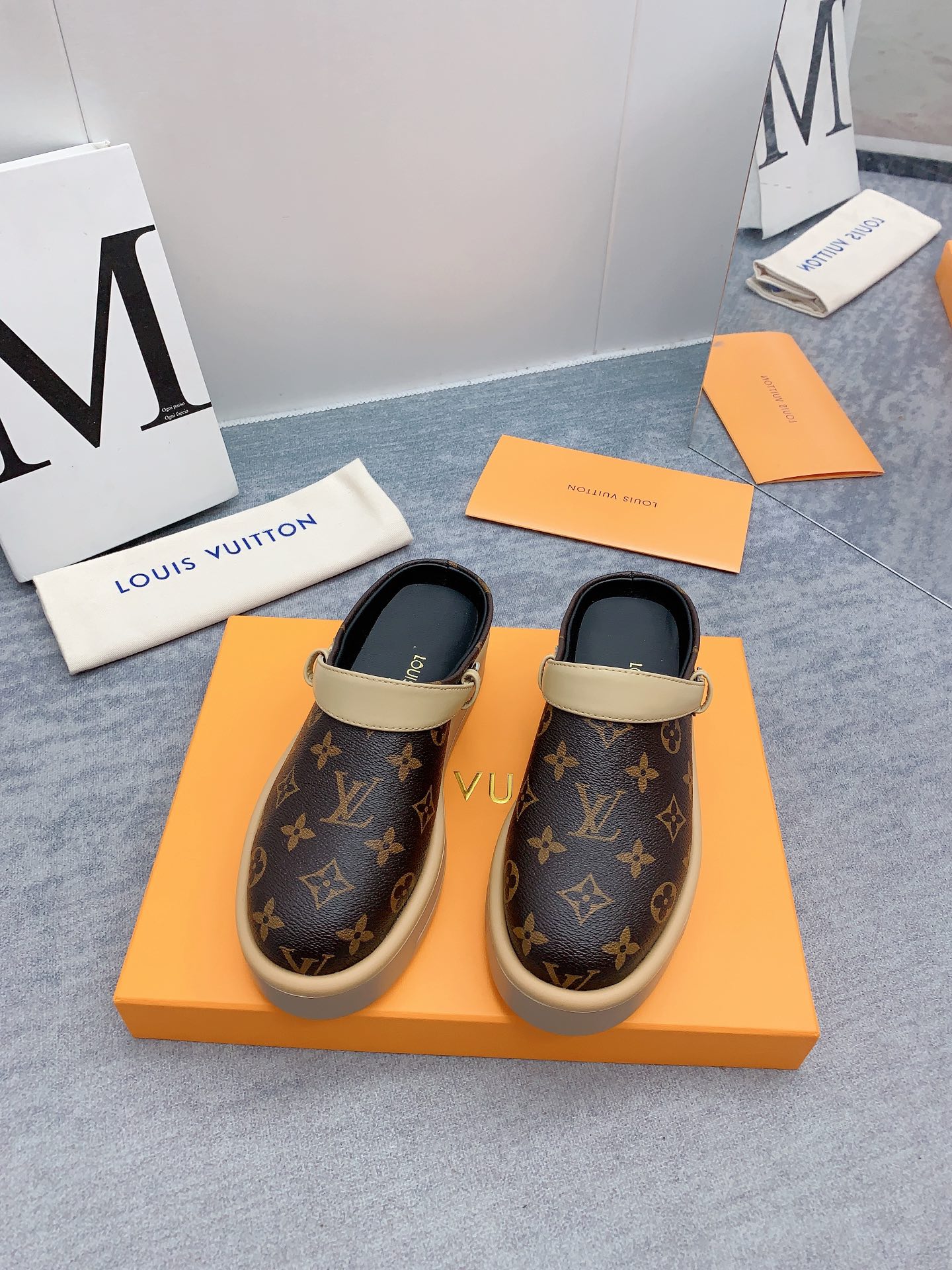 Louis Vuitton 2024最新款 -- LOUIS VUITTON | 路易威登 𝐬𝐬 最新 休闲半拖鞋～代购级 当季最新潮品 众多博主纷纷种草