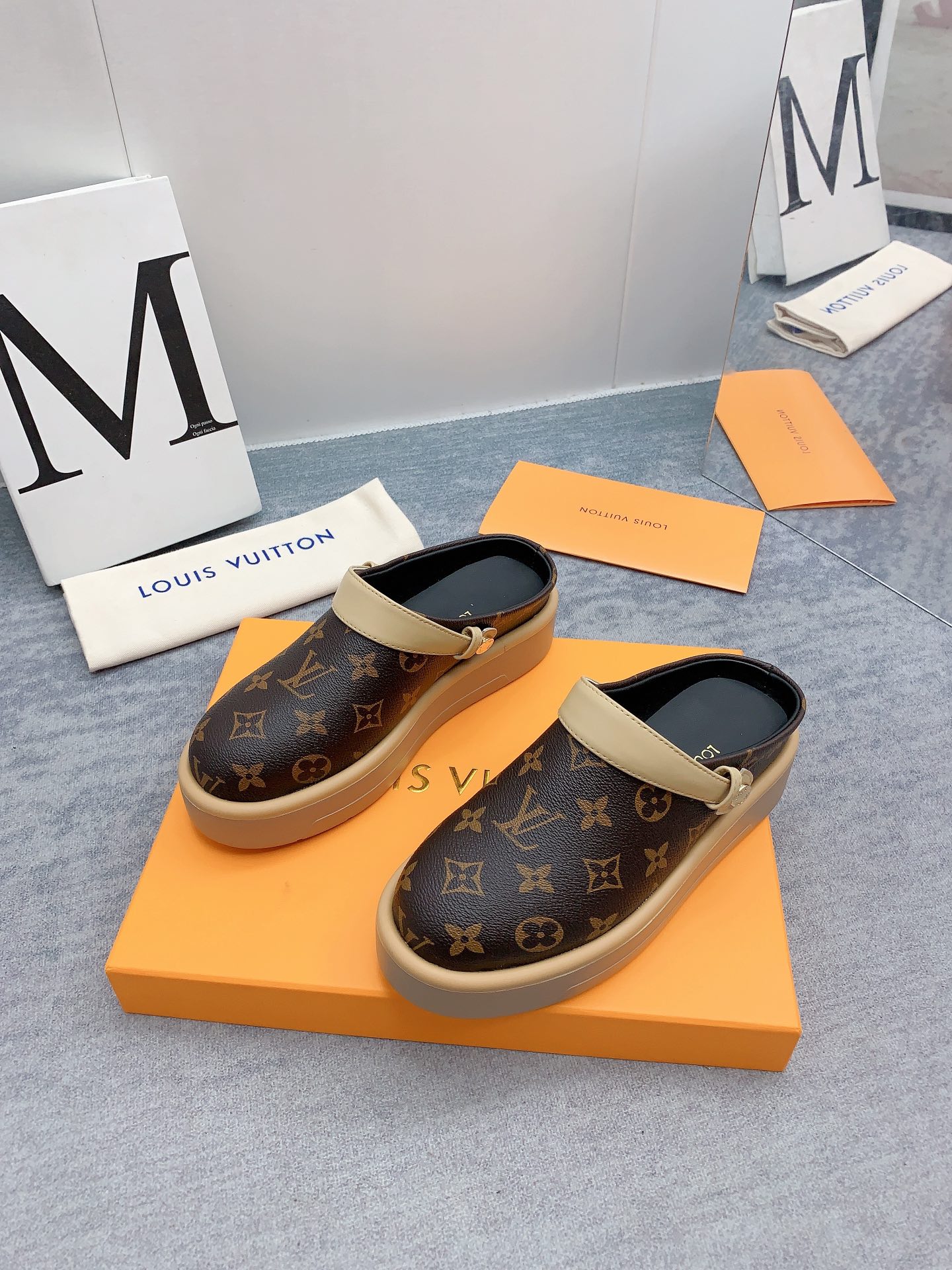 Louis Vuitton 2024最新款 -- LOUIS VUITTON | 路易威登 𝐬𝐬 最新 休闲半拖鞋～代购级 当季最新潮品 众多博主纷纷种草