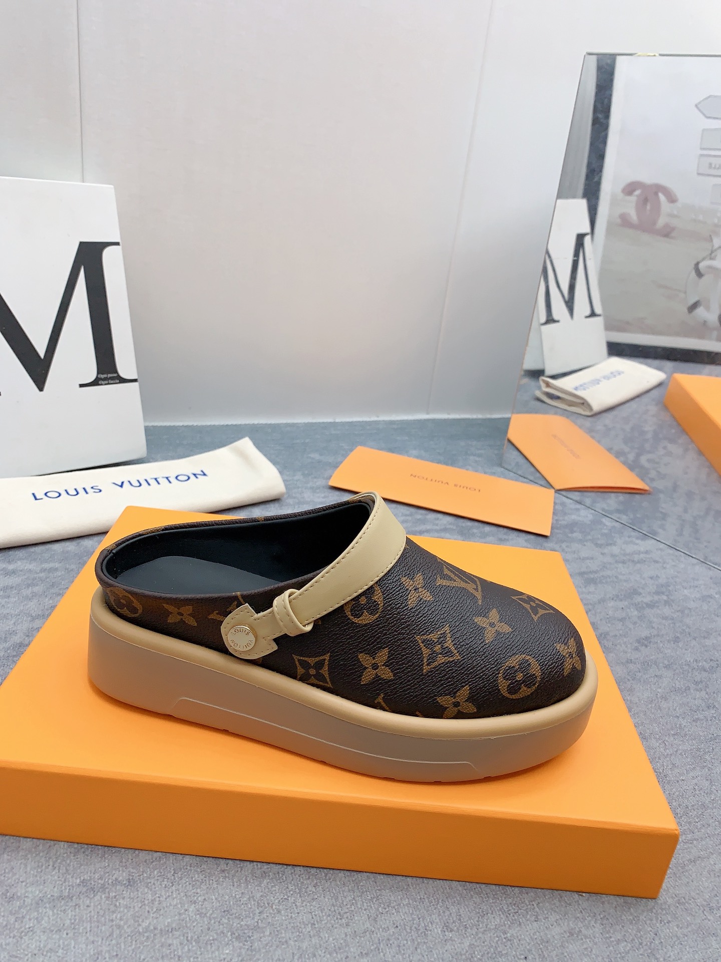 Louis Vuitton 2024最新款 -- LOUIS VUITTON | 路易威登 𝐬𝐬 最新 休闲半拖鞋～代购级 当季最新潮品 众多博主纷纷种草