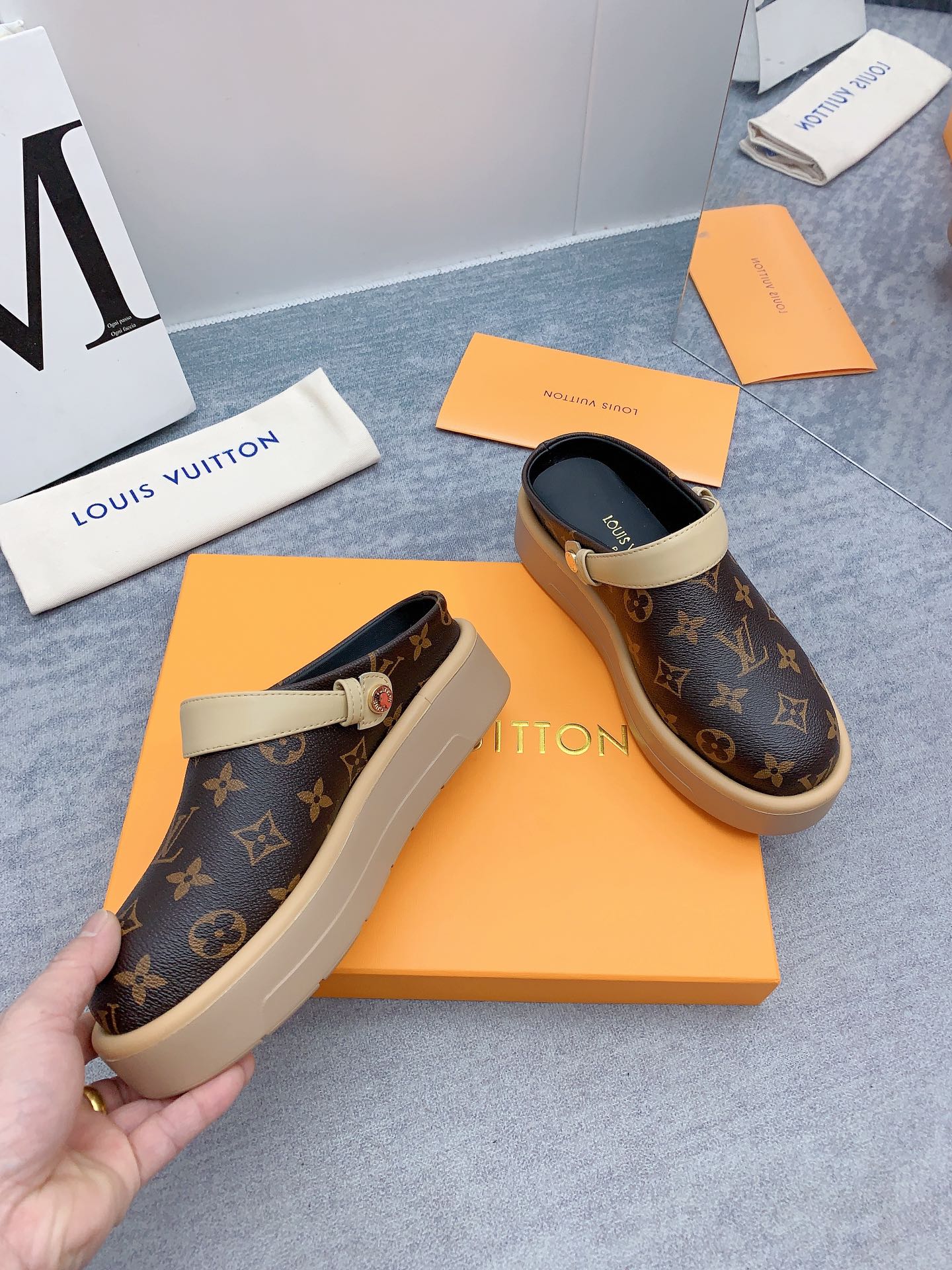 Louis Vuitton 2024最新款 -- LOUIS VUITTON | 路易威登 𝐬𝐬 最新 休闲半拖鞋～代购级 当季最新潮品 众多博主纷纷种草