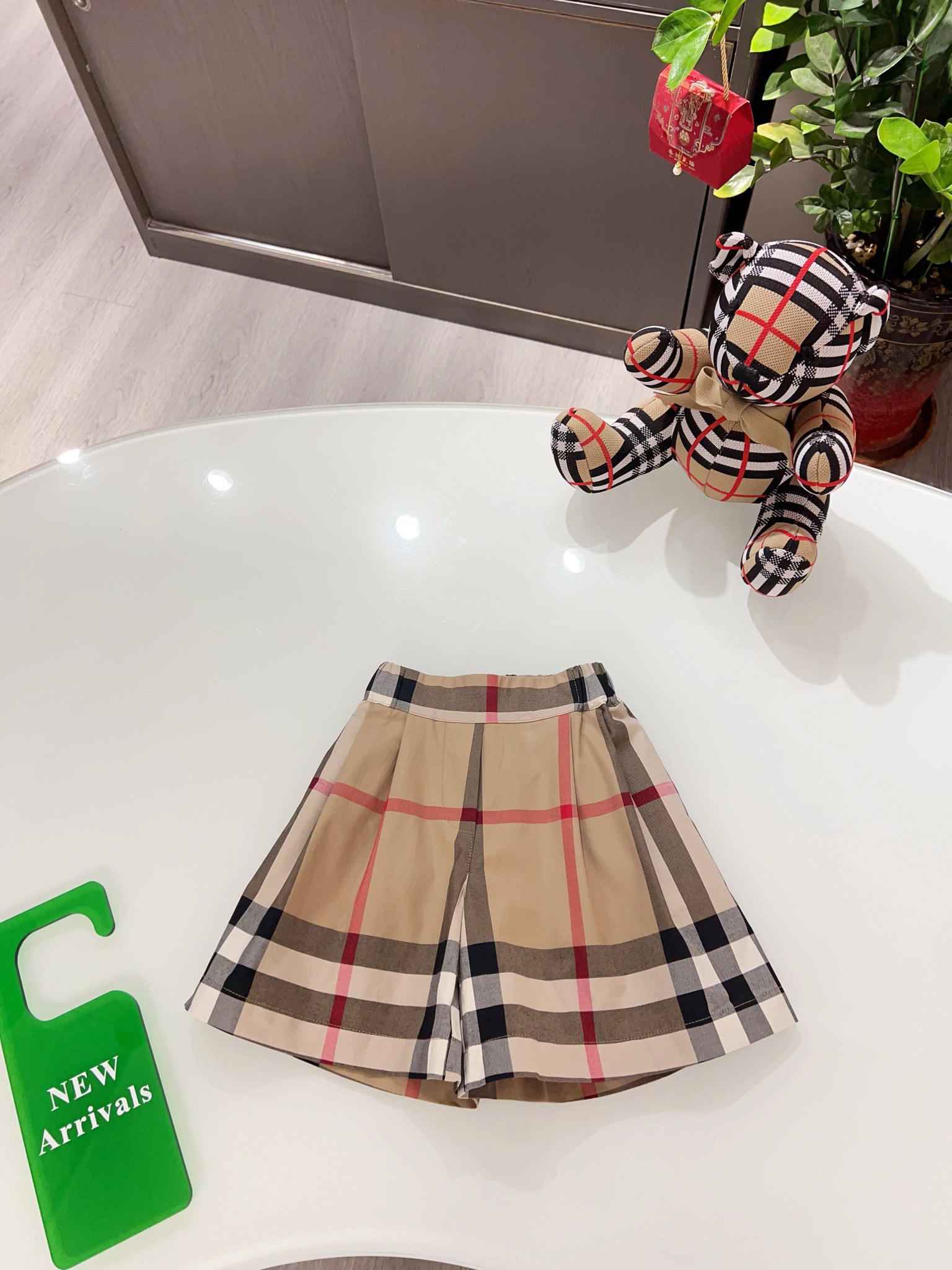 Falda-pantalón original personalizada de cuadros, decorada con el tartán Burberry, incorporando elementos clásicos de l…